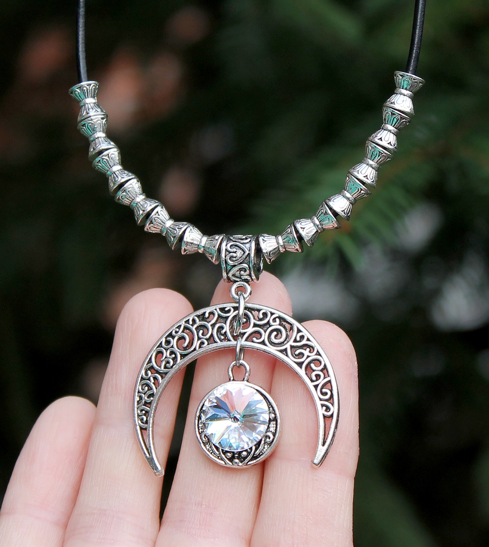 Красивое Колье "Мягкий Лунный Свет" со Swarovski  на шнуре из Натуральной Кожи