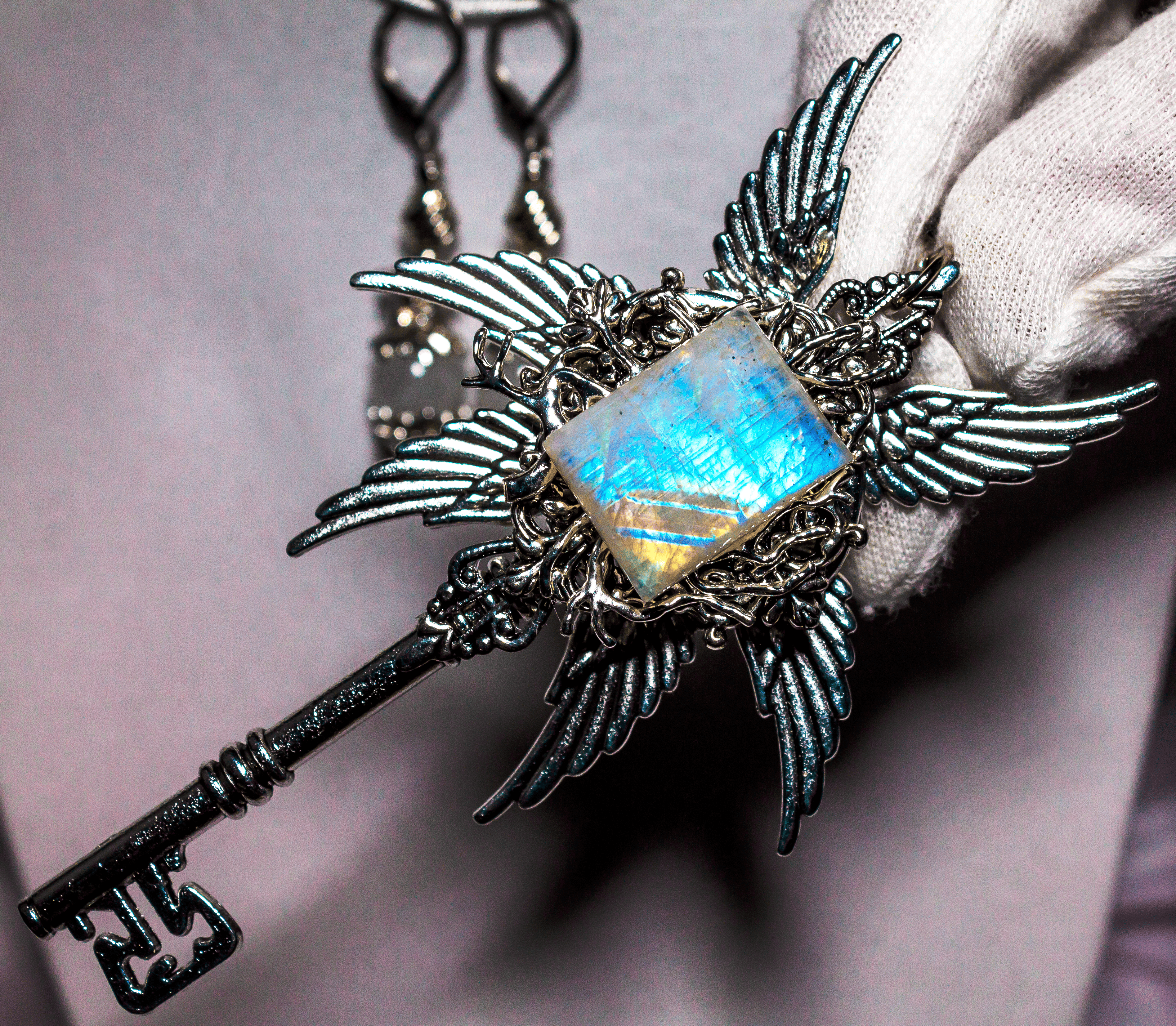 Комплект Украшений «Лунный Оберег» (серьги и ключ) с Натуральным Лунным Камнем