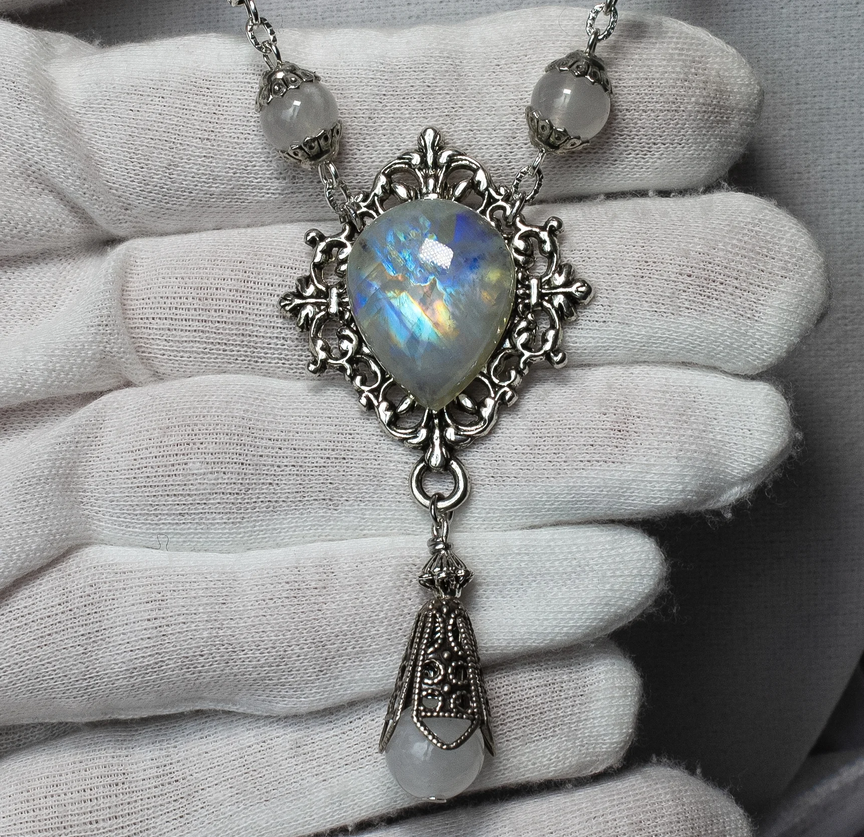 Колье «Капля Луны» с Натуральным Редким Лунным Камнем в форме капли.