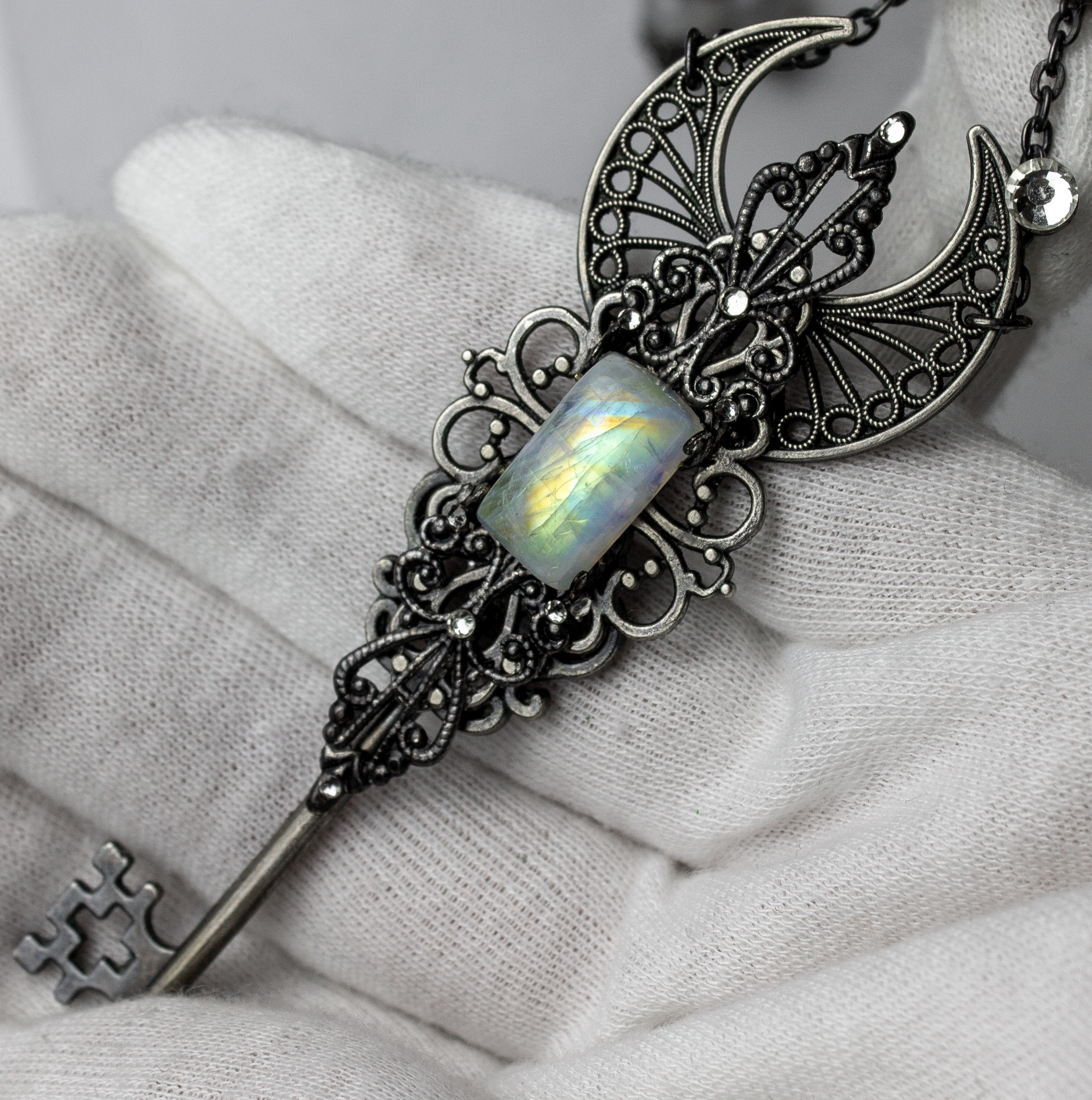 Комплект кулон-ключ и серьги  "Луна под Покровом Ночи" с натуральным редким лунным камнем