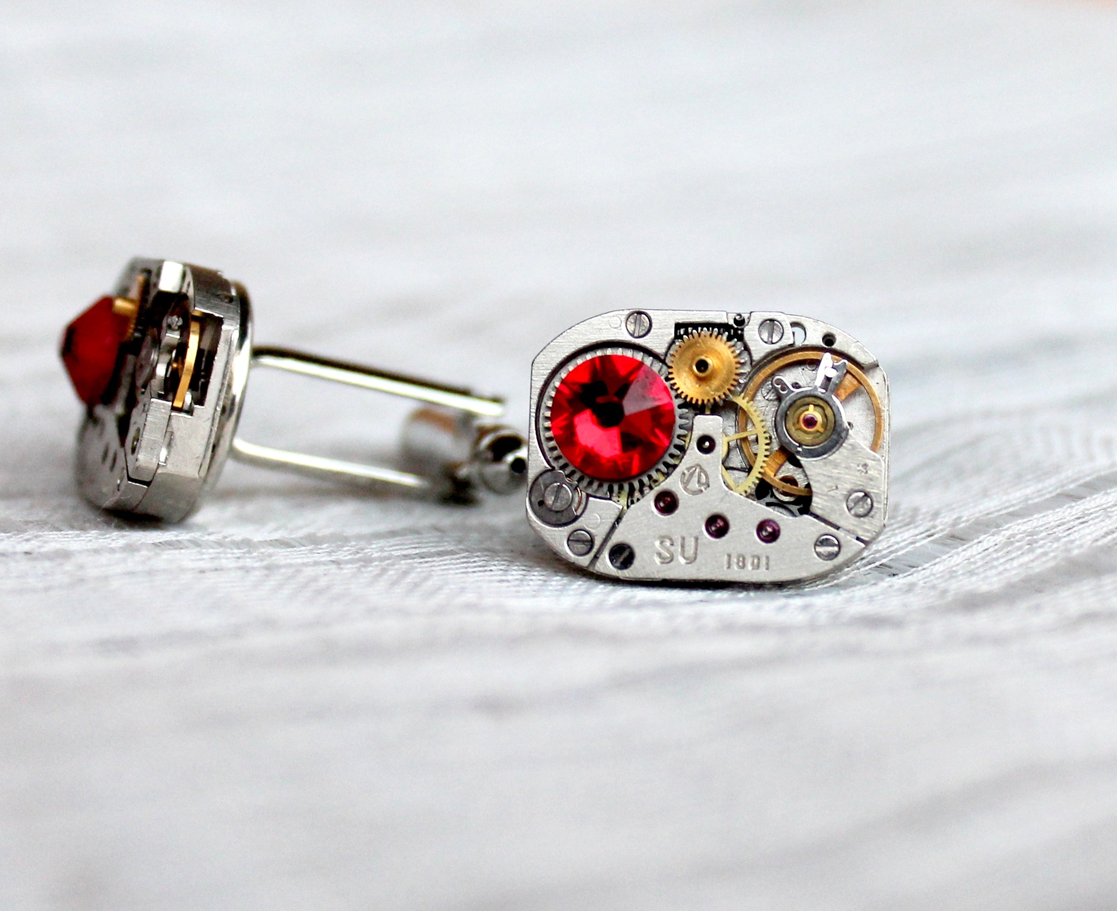 Дополнительное фото товара Стимпанк Запонки "Fеrrаri" со Сваровски