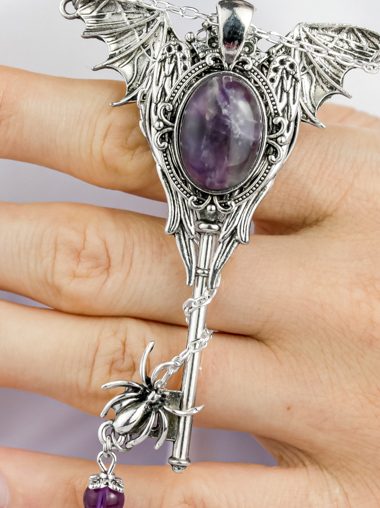Изображение 2 товара Серебристый кулон-ключ с Аметистом, крыльями летучей мыши и пауком