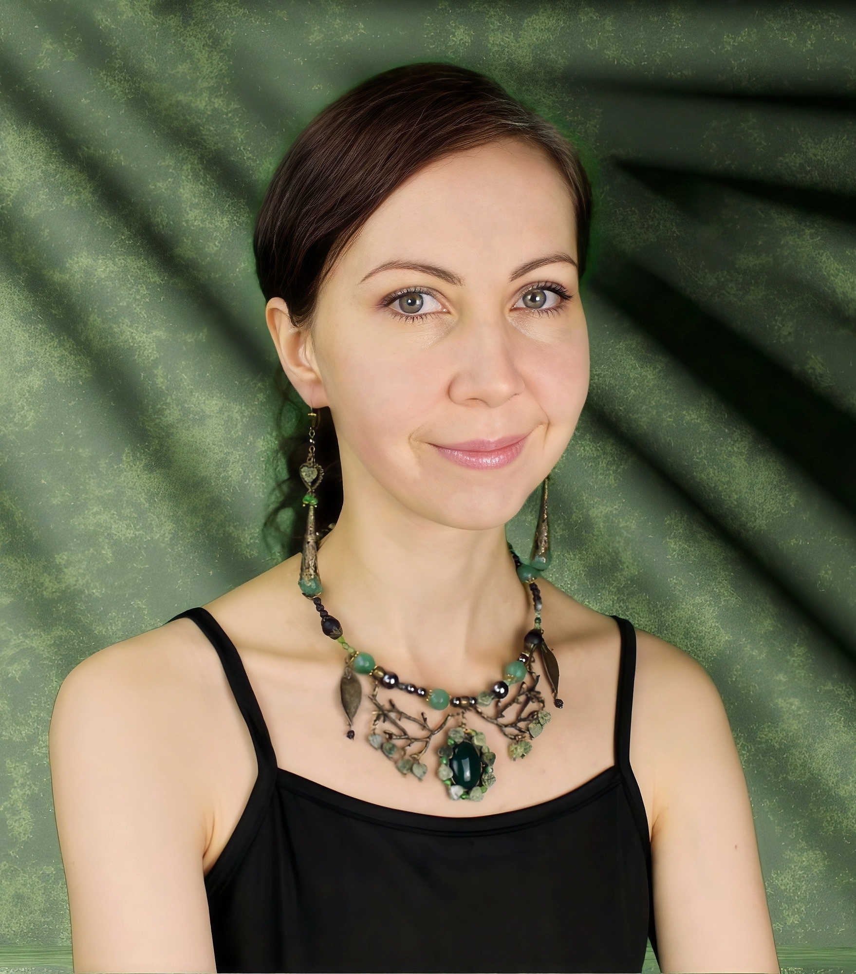 Комплект (колье и серьги) из натуральных камней: змеевик, авантюрин, а - фото товара