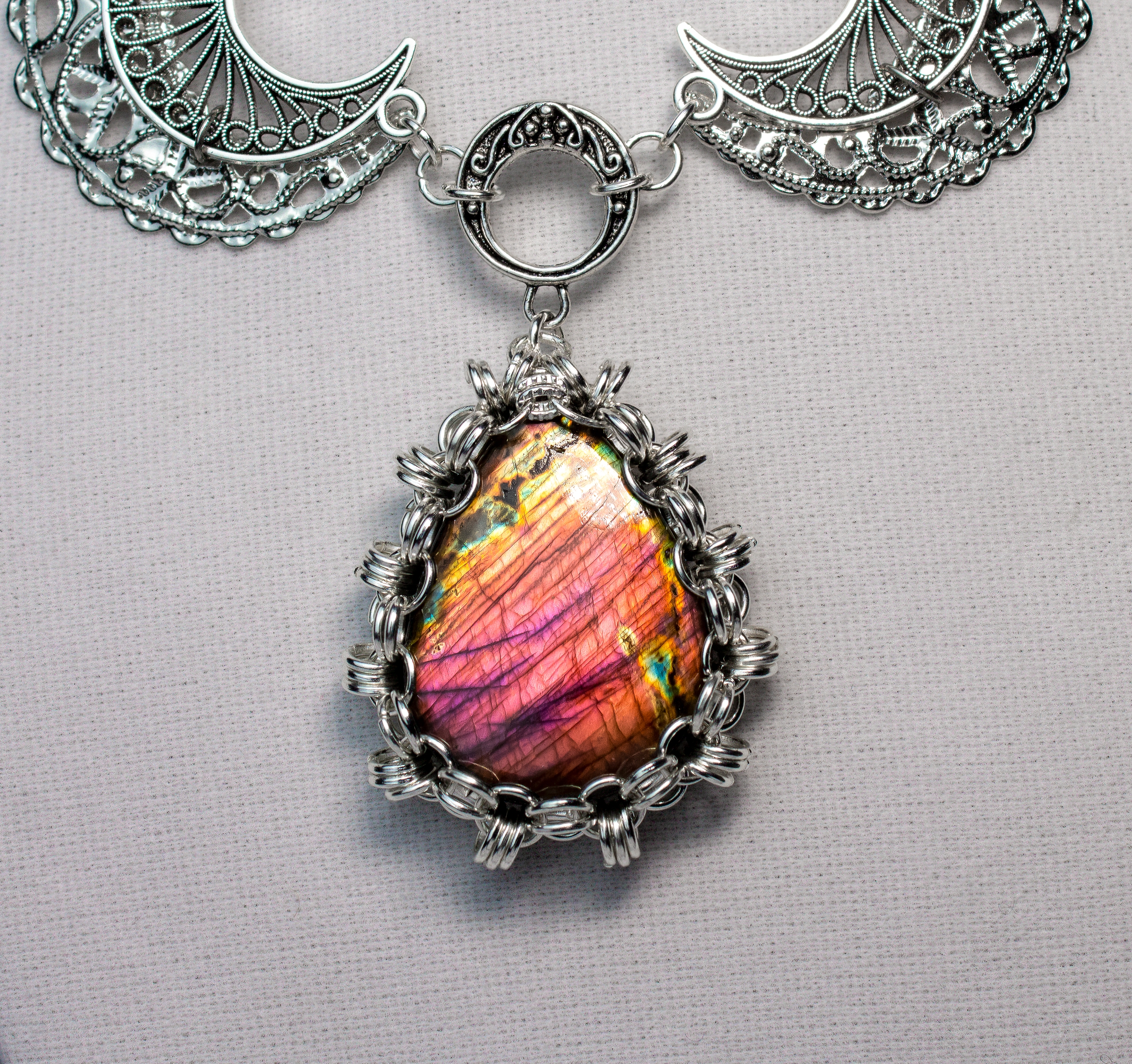 Изображение 2 товара Колье с Редким Лабрадором "Луна на Закате"