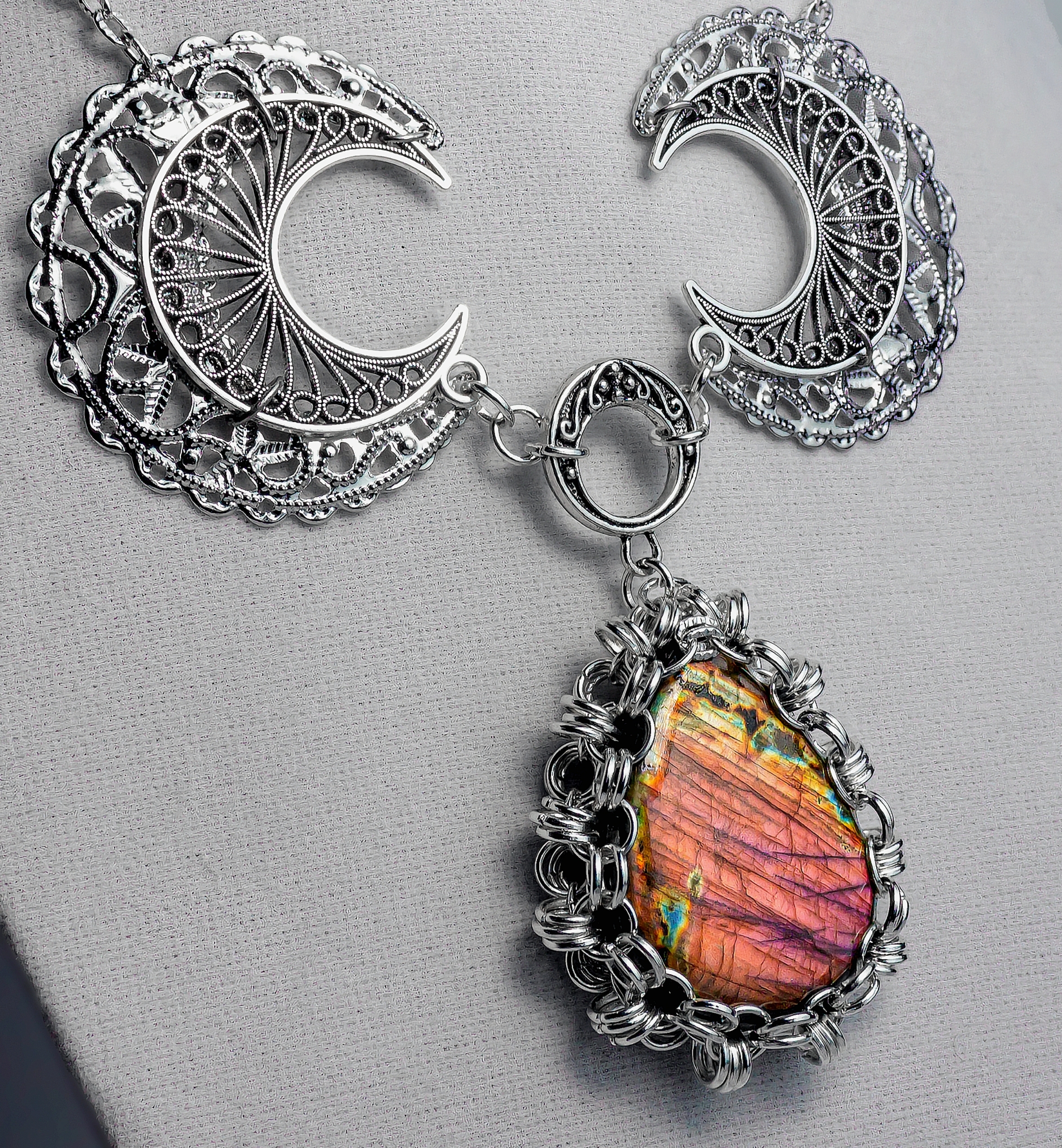 Изображение 4 товара Колье с Редким Лабрадором "Луна на Закате"