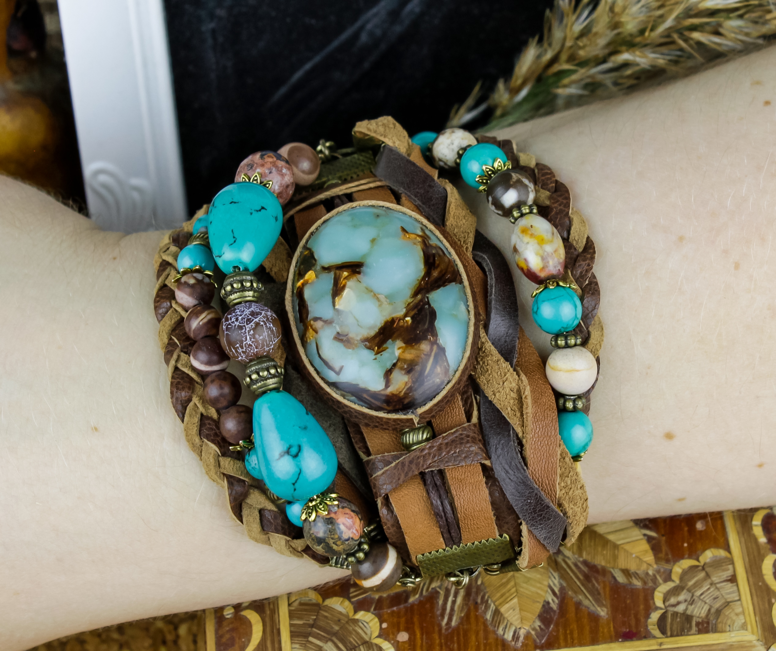 Изображение 4 товара Широкий Бохо Браслет "Богемный Шик" из Высококачественной Кожи с нат. Камнями