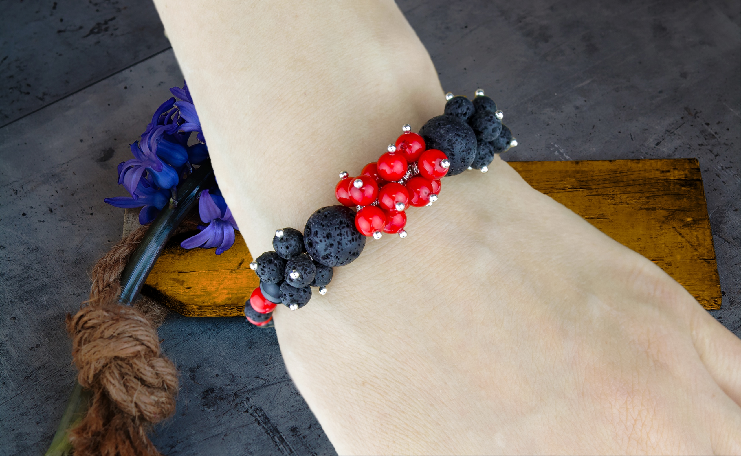 Браслет с Натуральными Камнями - Кораллом, Обсидианом и Вулканической  - фото товара