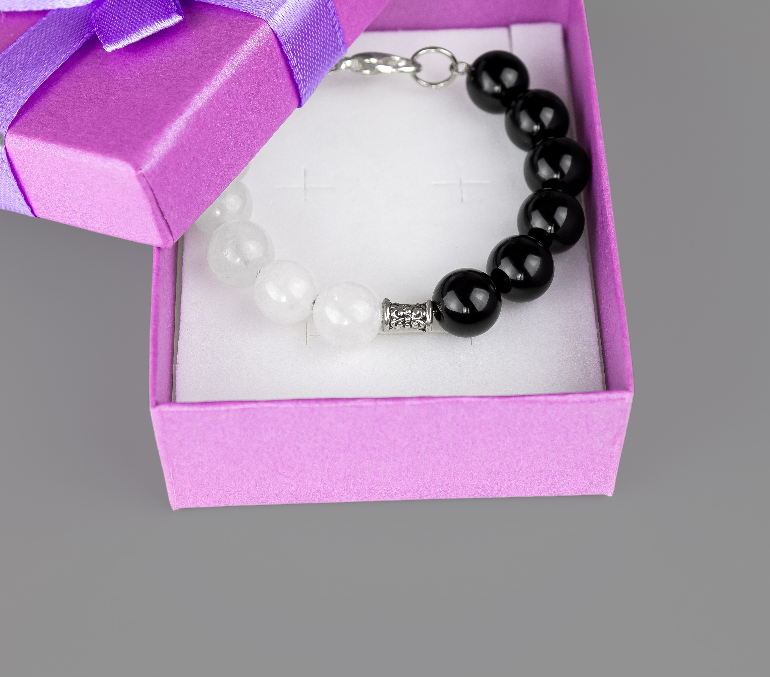 Дополнительное фото товара Браслет "Инь и Янь" с Натуральными Камнями - Обсидианом и Лунным Камнем