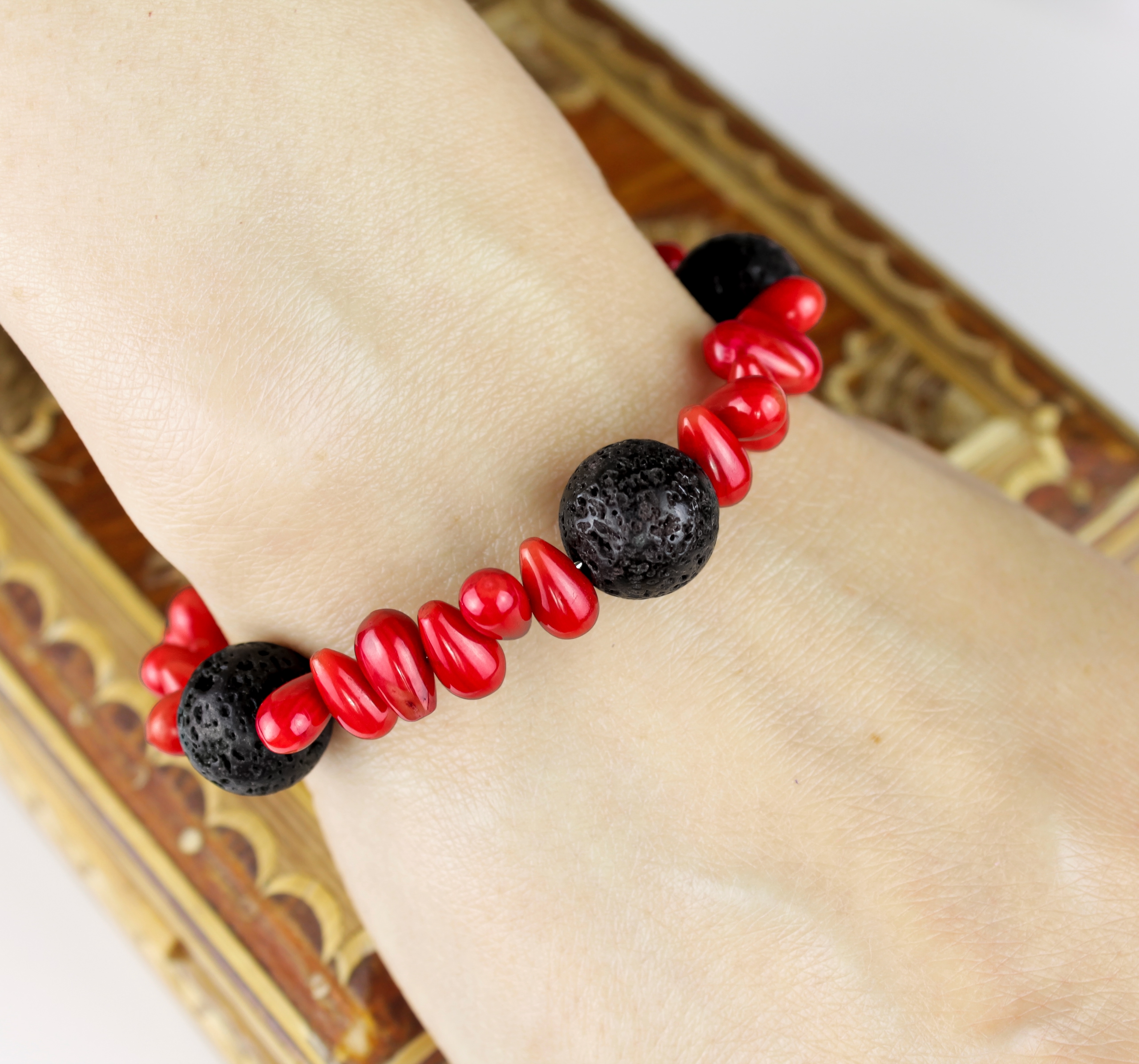 Изображение 2 товара Браслет "Дракон" с Натуральными Камнями - Кораллом и Вулканической Лавой