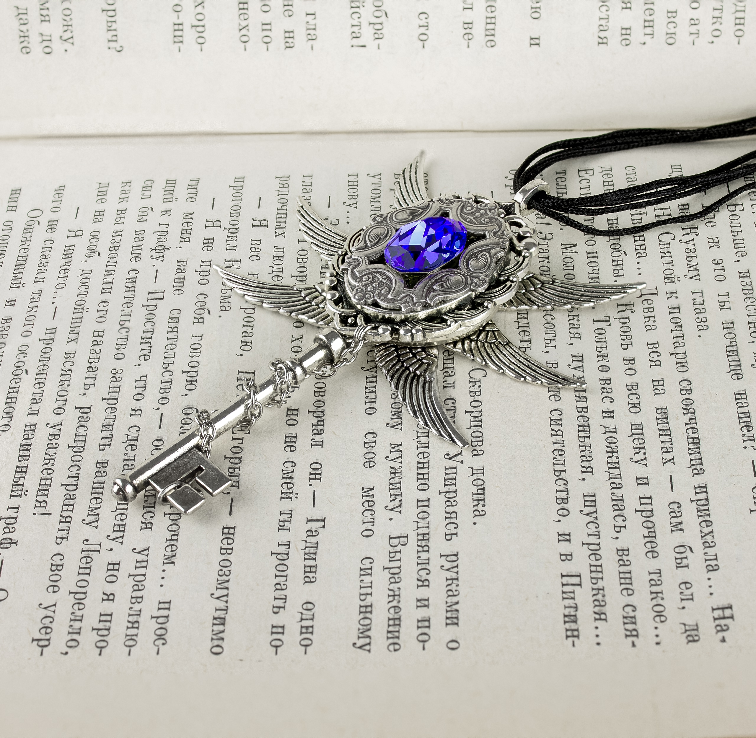 Изображение 3 товара Винтажный Кулон - Ключик с Крыльями и Сваровски