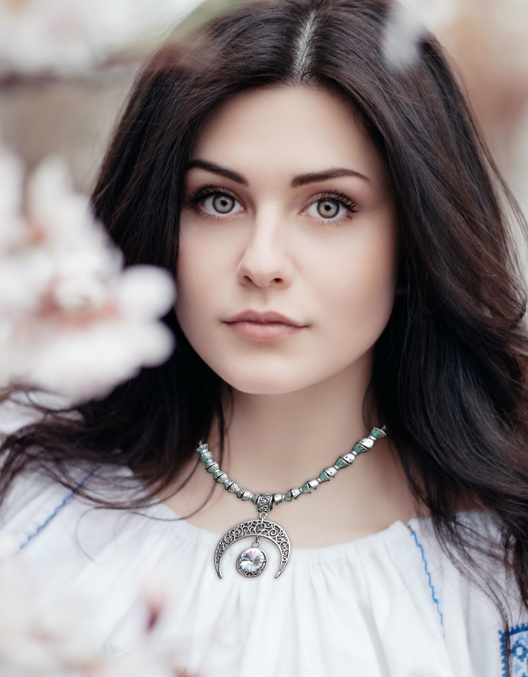 Изображение 3 товара Красивое Колье "Мягкий Лунный Свет" со Swаrоvski  на шнуре из Натуральной Кожи