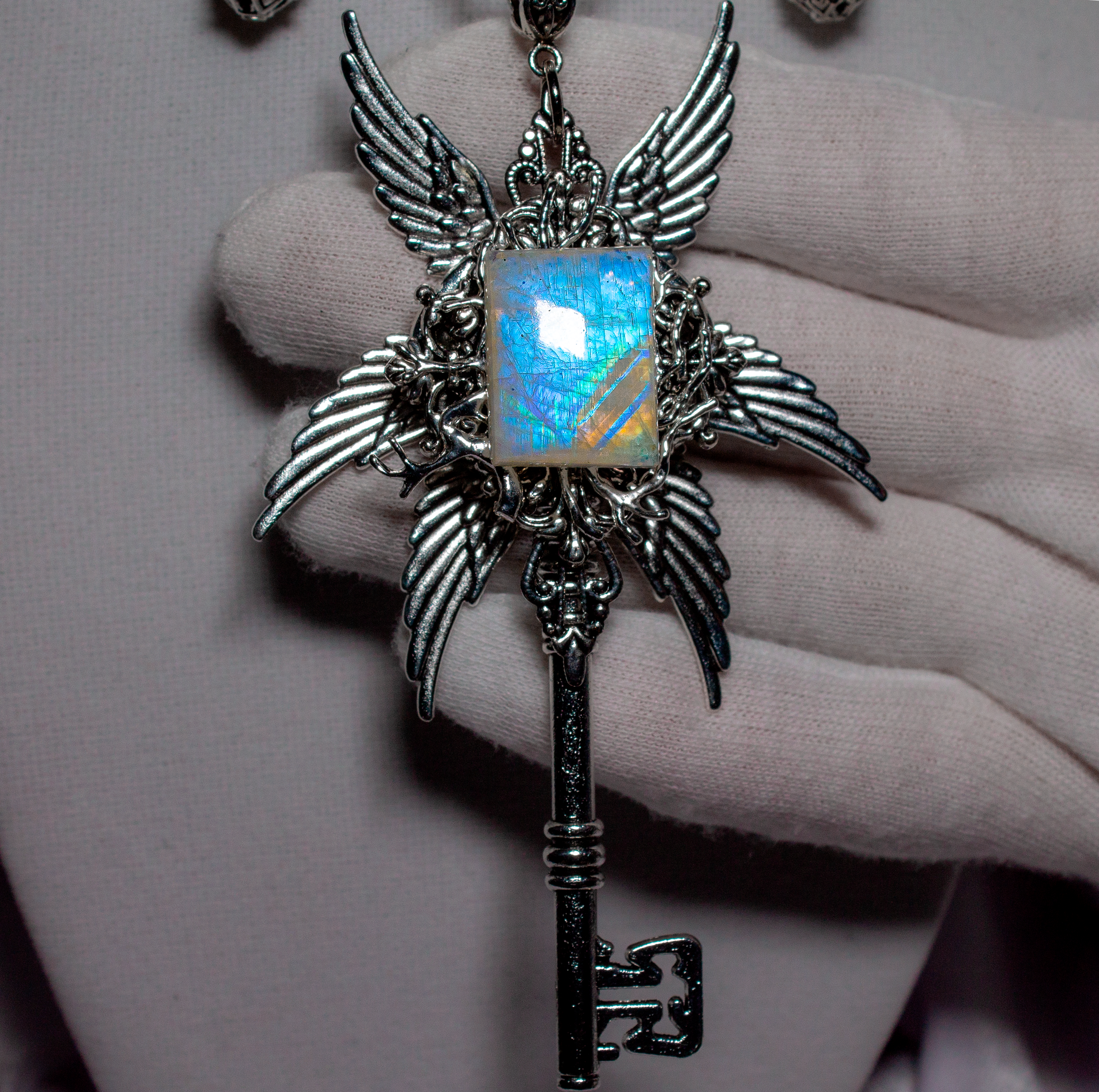 Редкий лунный камень в форме прямоугольника с яркой адуляресценцией