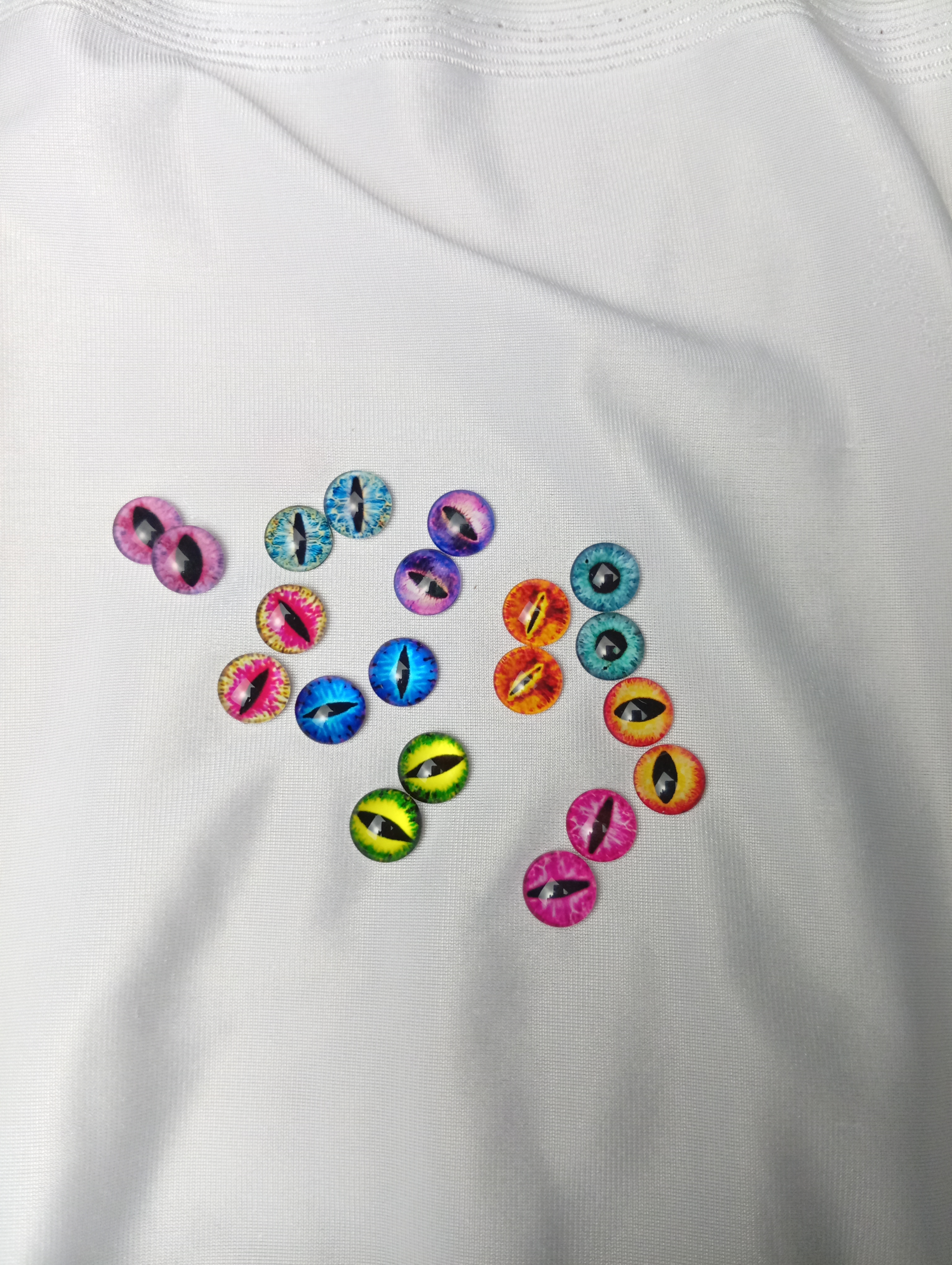 Доступные Глаза на выбор для серег