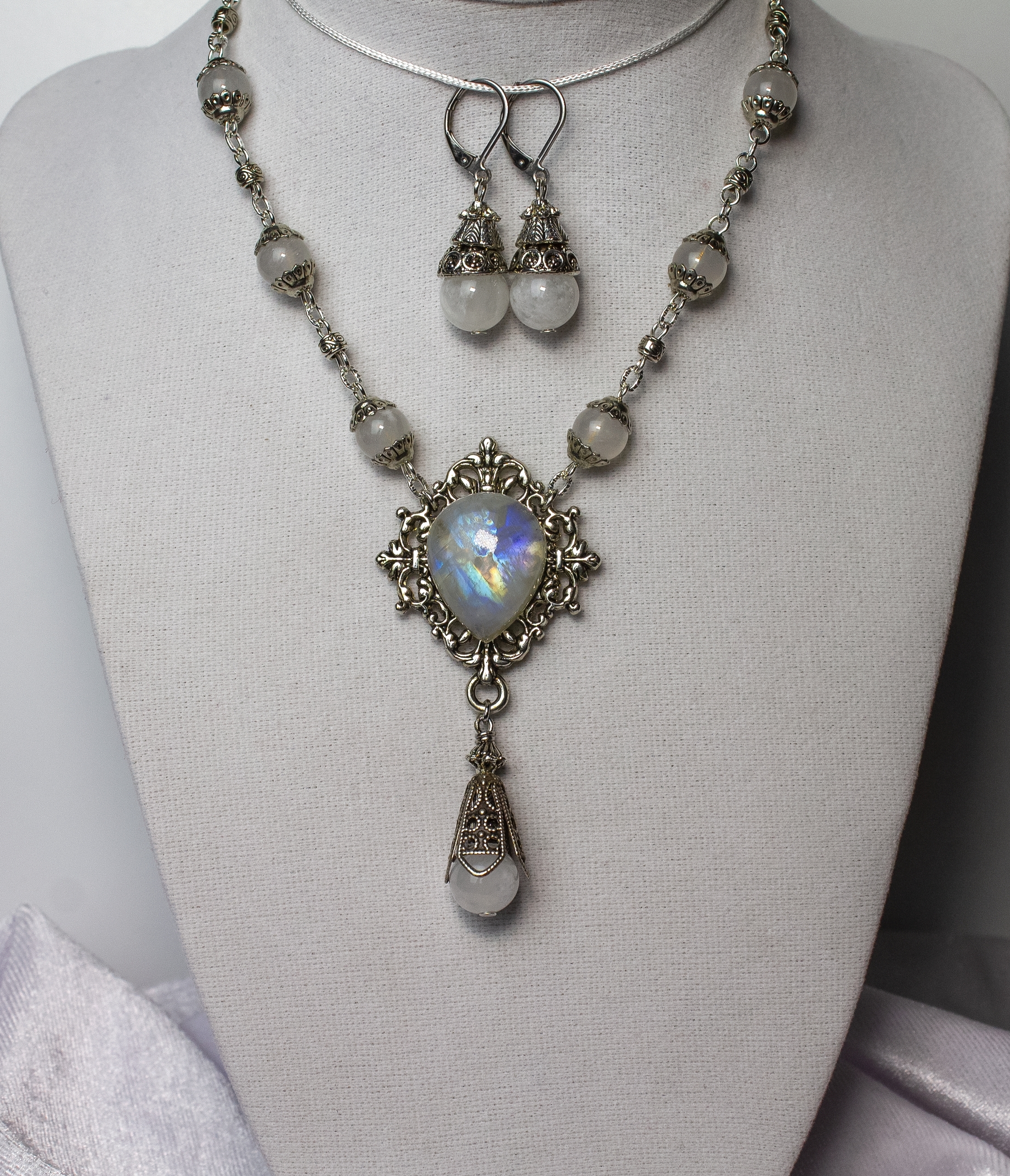 Изображение 2 товара Комплект Колье + Серьги «Капля Луны» с Редким Лунным Камнем в форме капли.