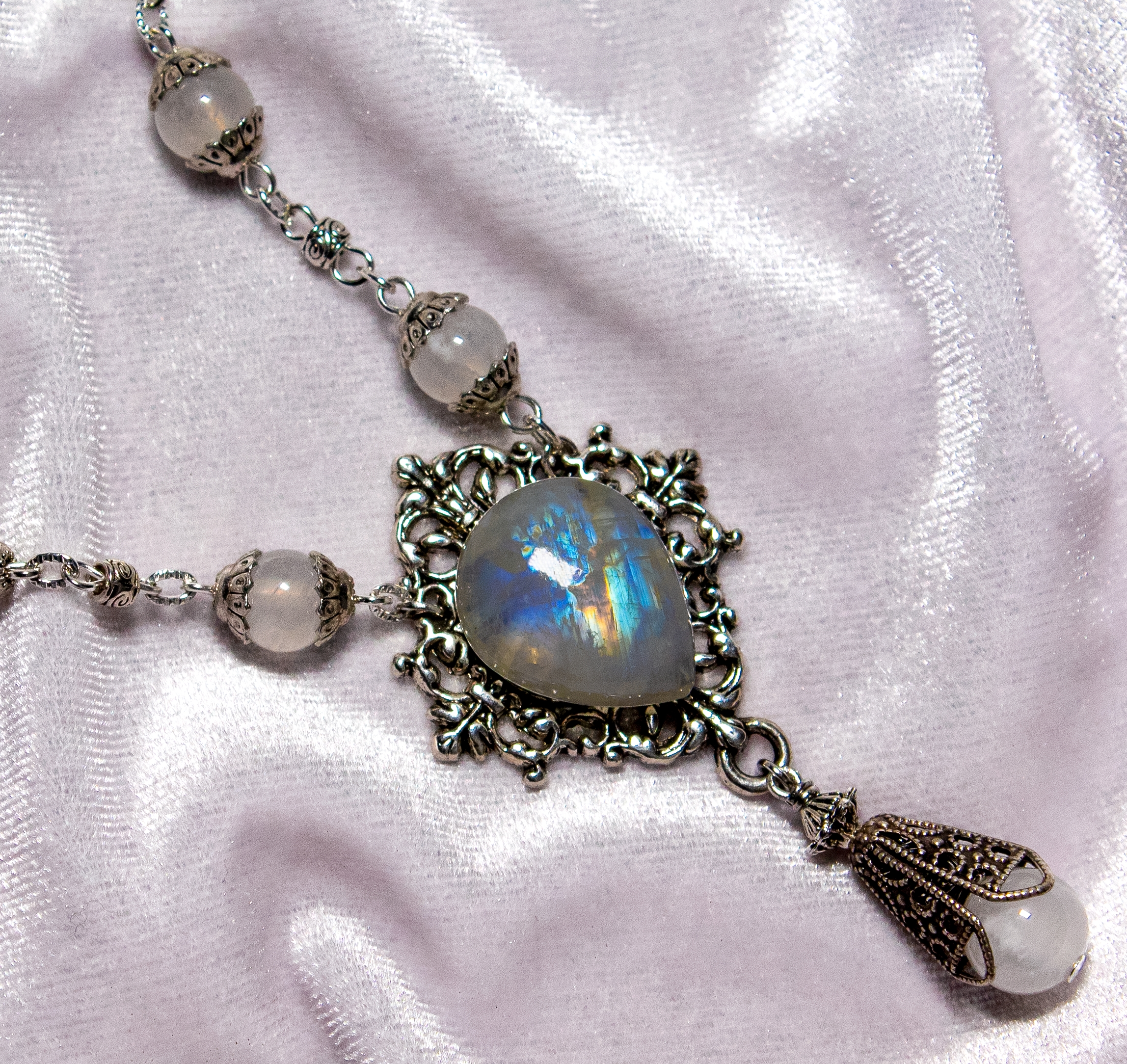 Изображение 3 товара Колье «Капля Луны» с Редким Лунным Камнем в форме капли.