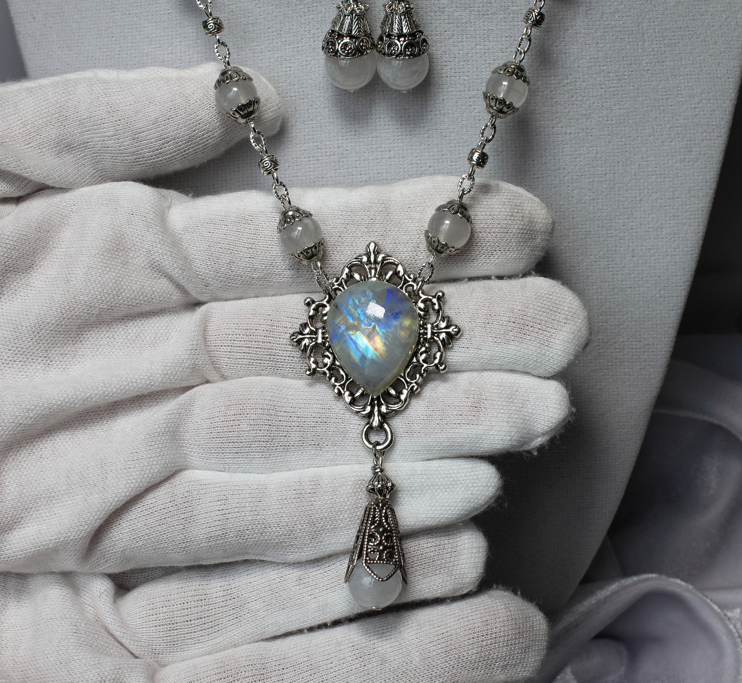 Изображение 4 товара Колье «Капля Луны» с Редким Лунным Камнем в форме капли.