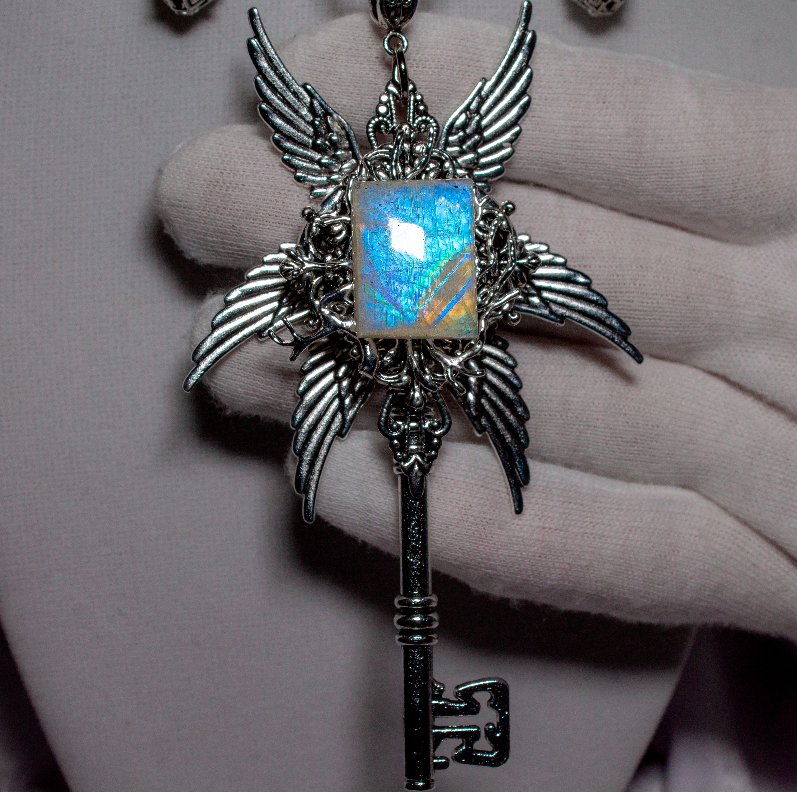 Дополнительное фото товара Кулон - Ключ «Лунный Оберег» с Натуральным Редким Лунным Камнем