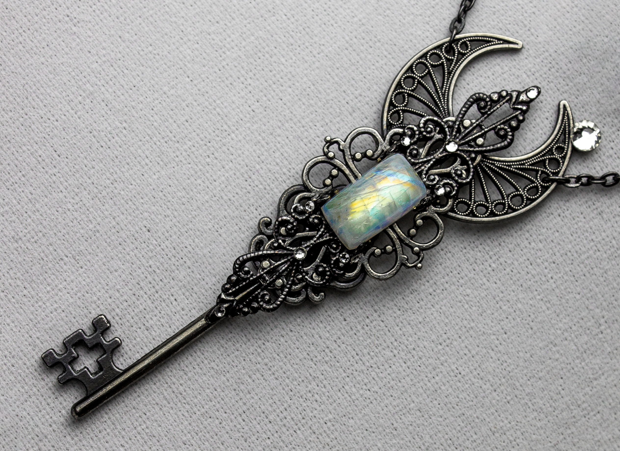 Комплект кулон-ключ и серьги  "Луна под Покровом Ночи" с натуральным р - фото товара