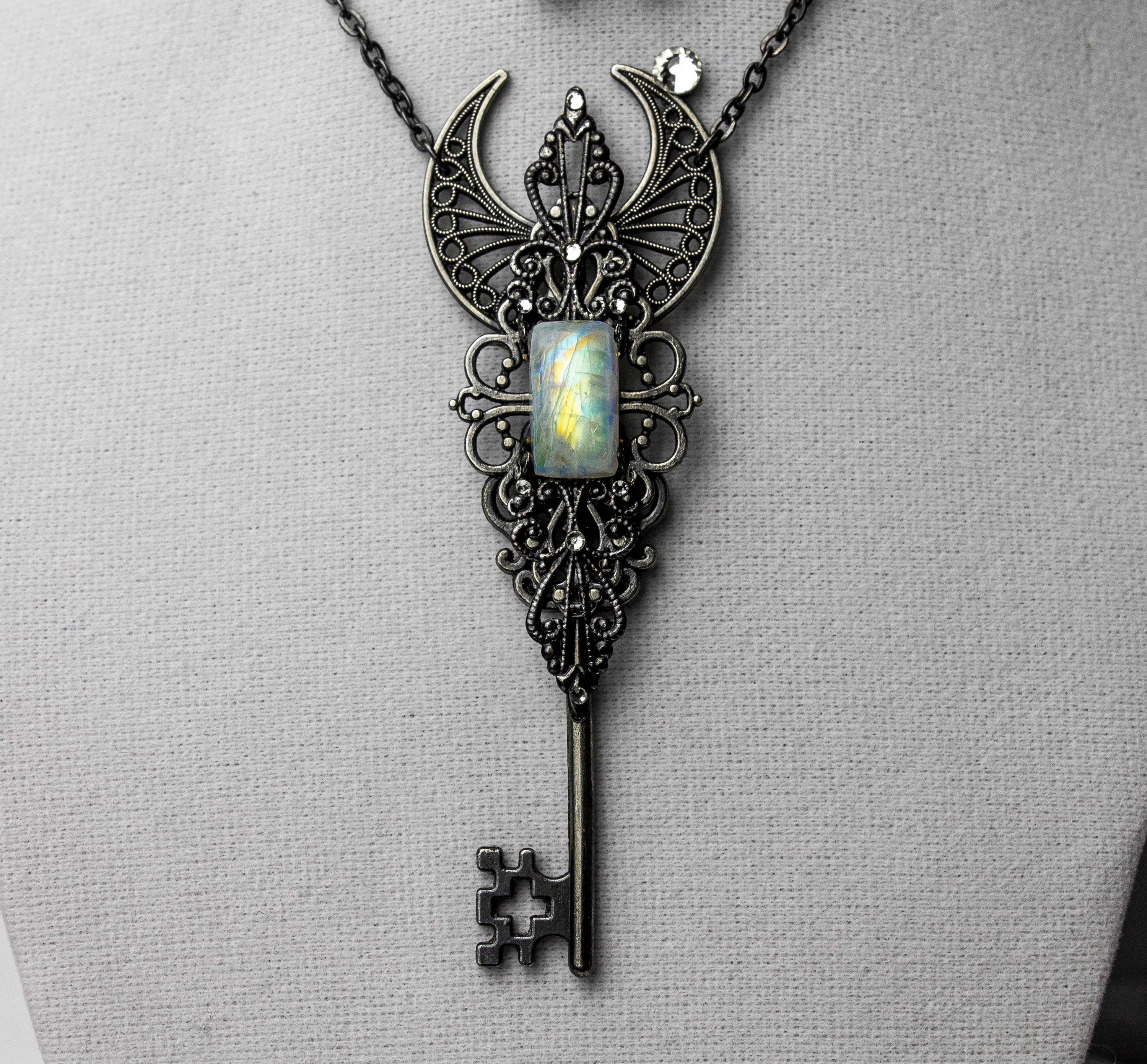 Комплект кулон-ключ и серьги  "Луна под Покровом Ночи" с натуральным р - фото товара