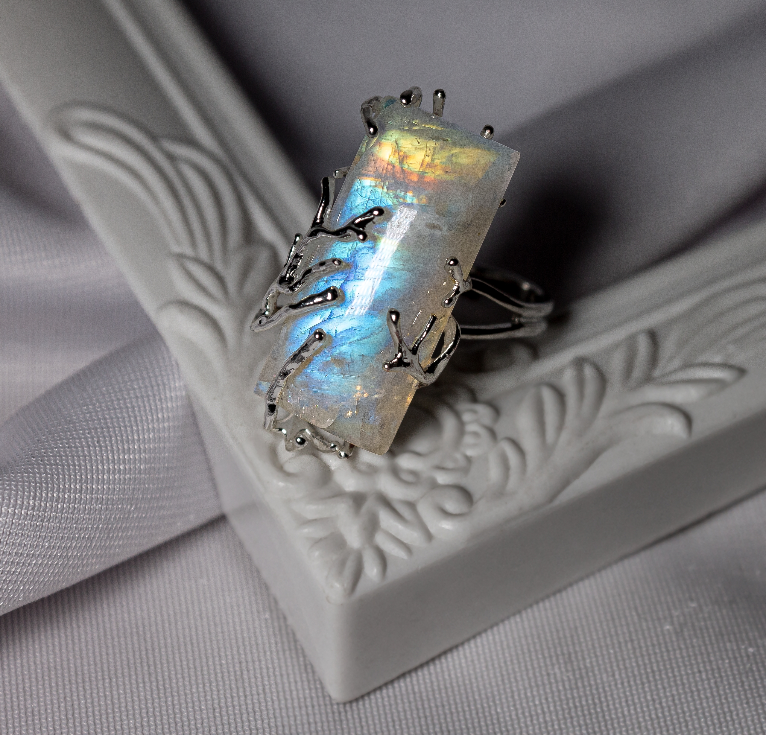 Дополнительное фото товара Кольцо "Лунный свет" с Натуральным Редким Лунным Камнем