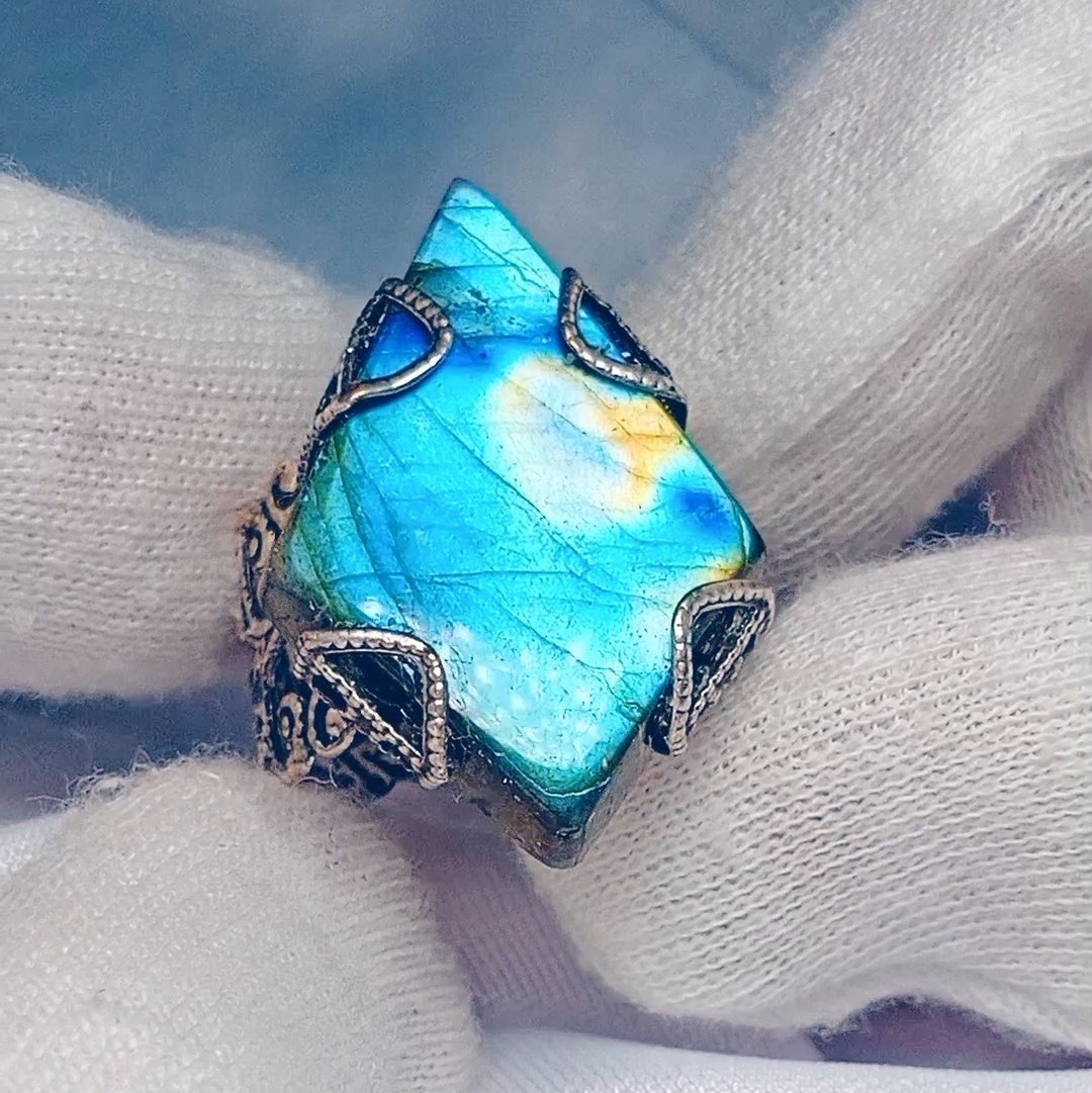 Дополнительное фото товара Уникальное Кольцо "Симфония" с Редким Лабрадоритом Необычной Формы