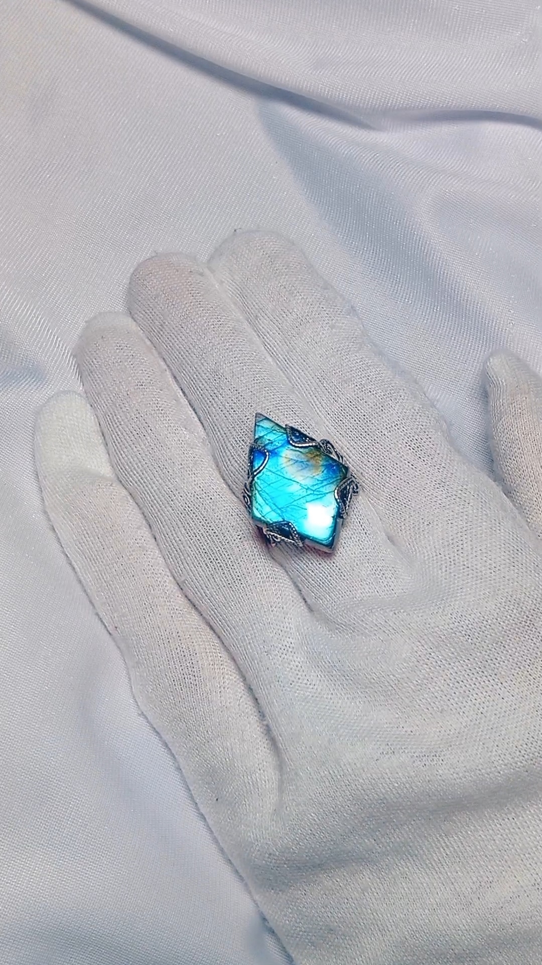 Изображение 2 товара Уникальное Кольцо "Симфония" с Редким Лабрадоритом Необычной Формы