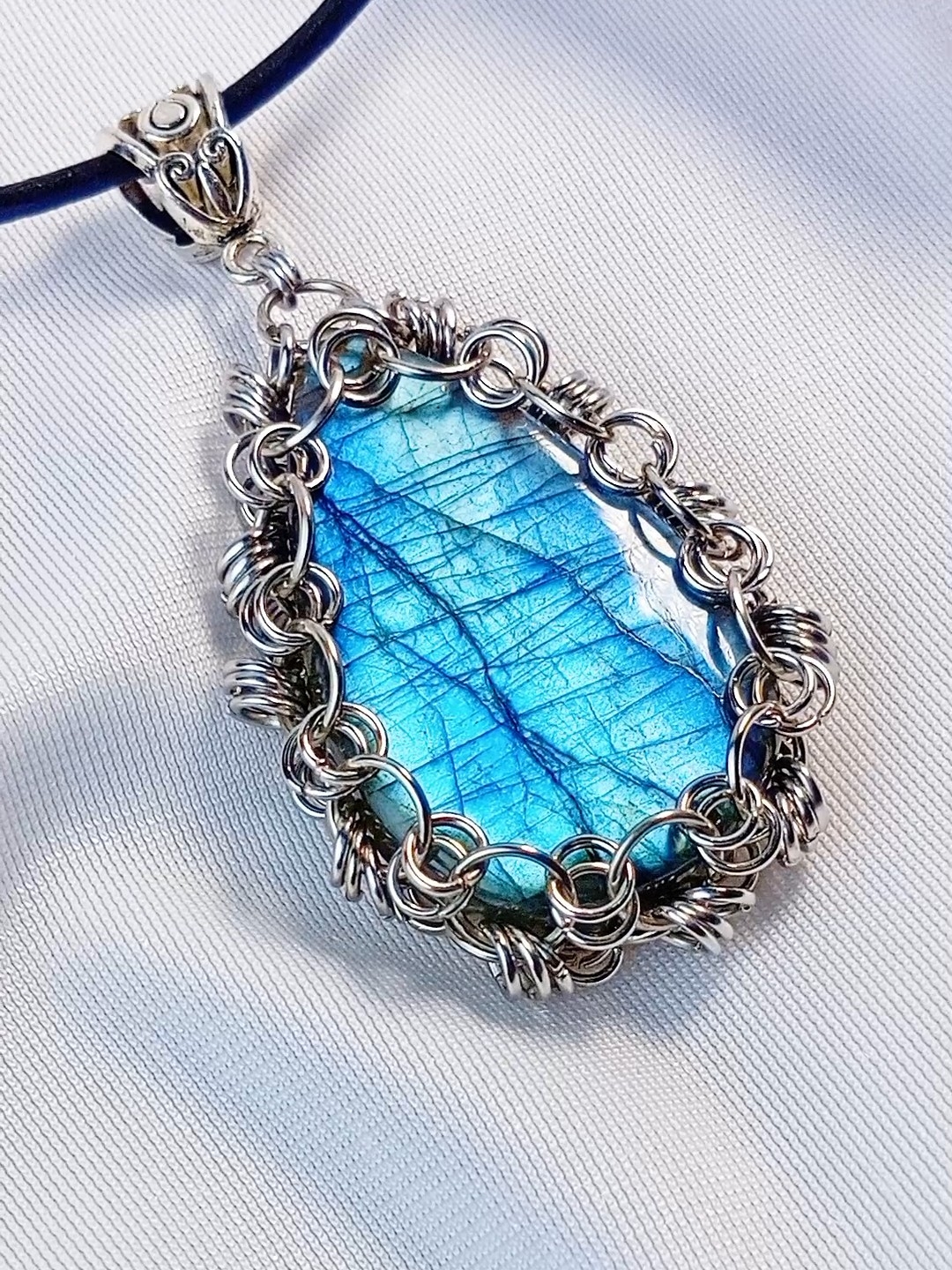 Кулон с натуральным редким Лабрадором "Водопад Грёз" ручное кольчужное - фото товара