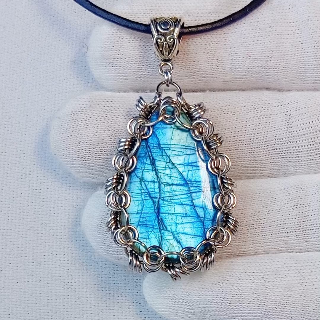Изображение 2 товара Кулон с натуральным редким Лабрадором "Водопад Грёз" ручное кольчужное плетение