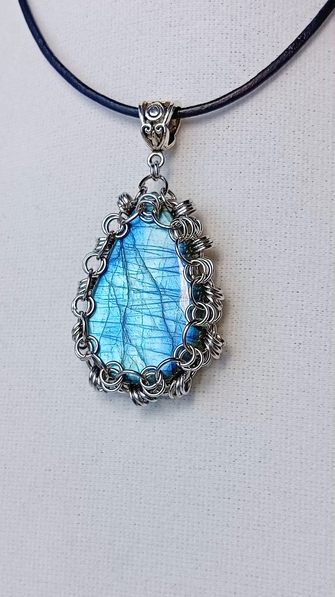 Изображение 3 товара Кулон с натуральным редким Лабрадором "Водопад Грёз" ручное кольчужное плетение
