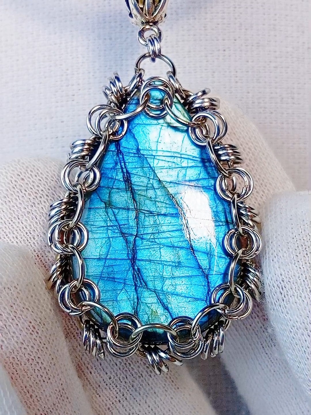 Изображение 4 товара Кулон с натуральным редким Лабрадором "Водопад Грёз" ручное кольчужное плетение