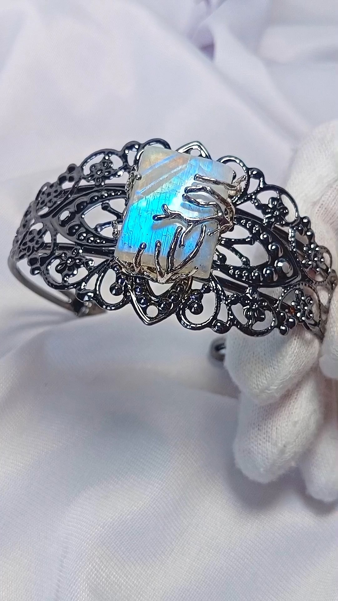 Дополнительное фото товара Роскошный Браслет с Натуральным  Редким Лунным Камнем "Золото Луны"