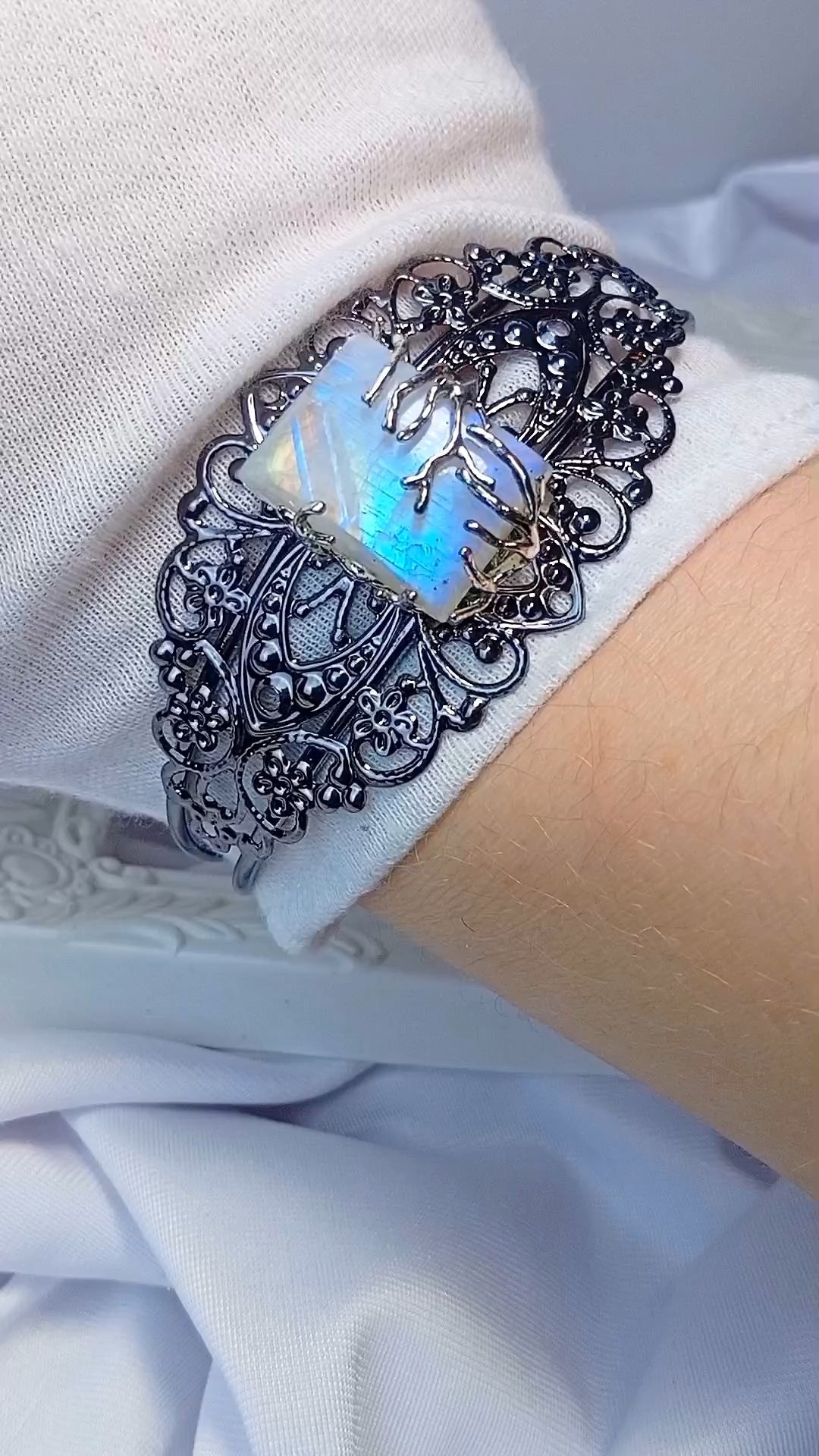 Изображение 2 товара Роскошный Браслет с Натуральным  Редким Лунным Камнем "Золото Луны"