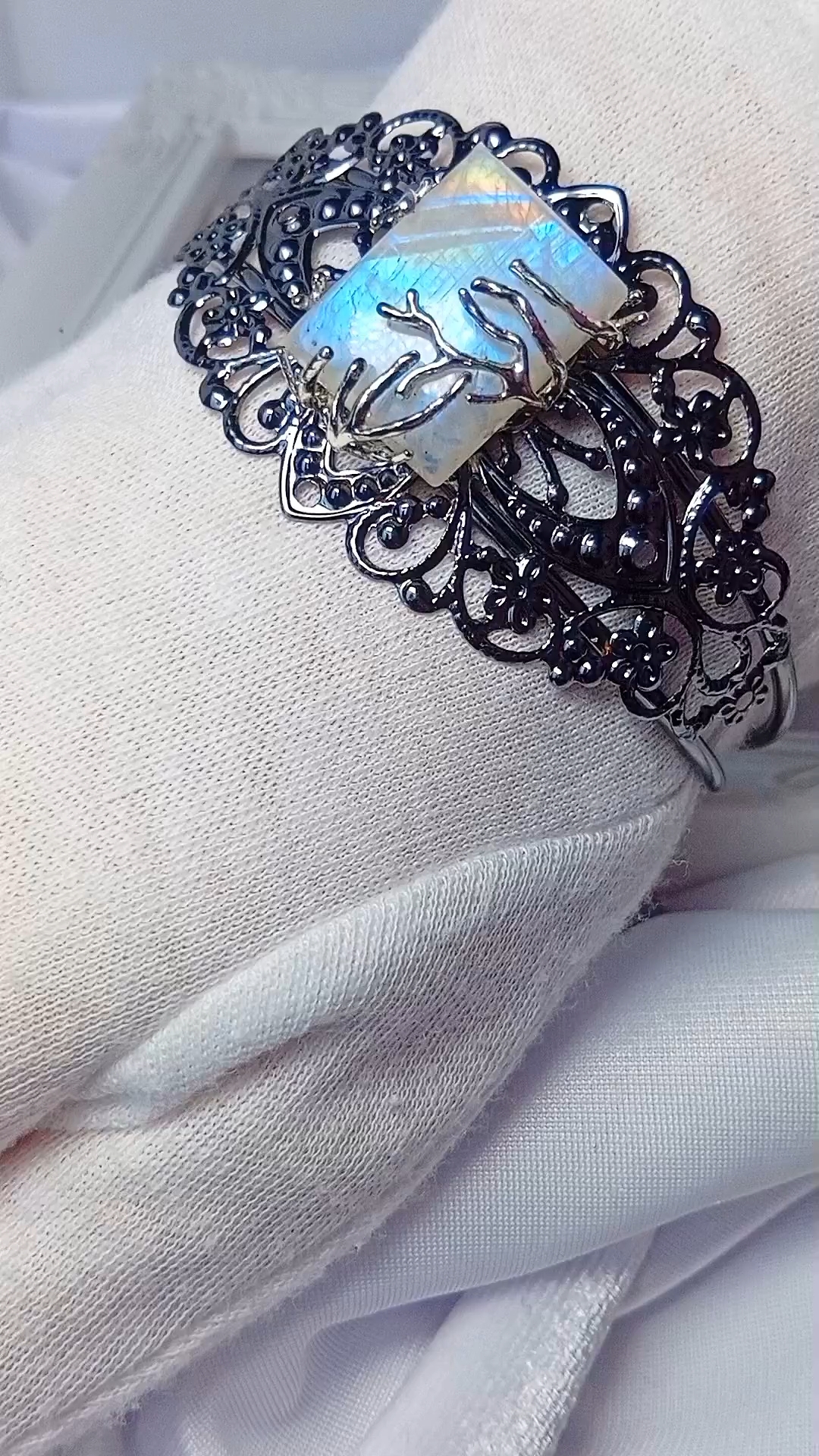 Изображение 4 товара Роскошный Браслет с Натуральным  Редким Лунным Камнем "Золото Луны"