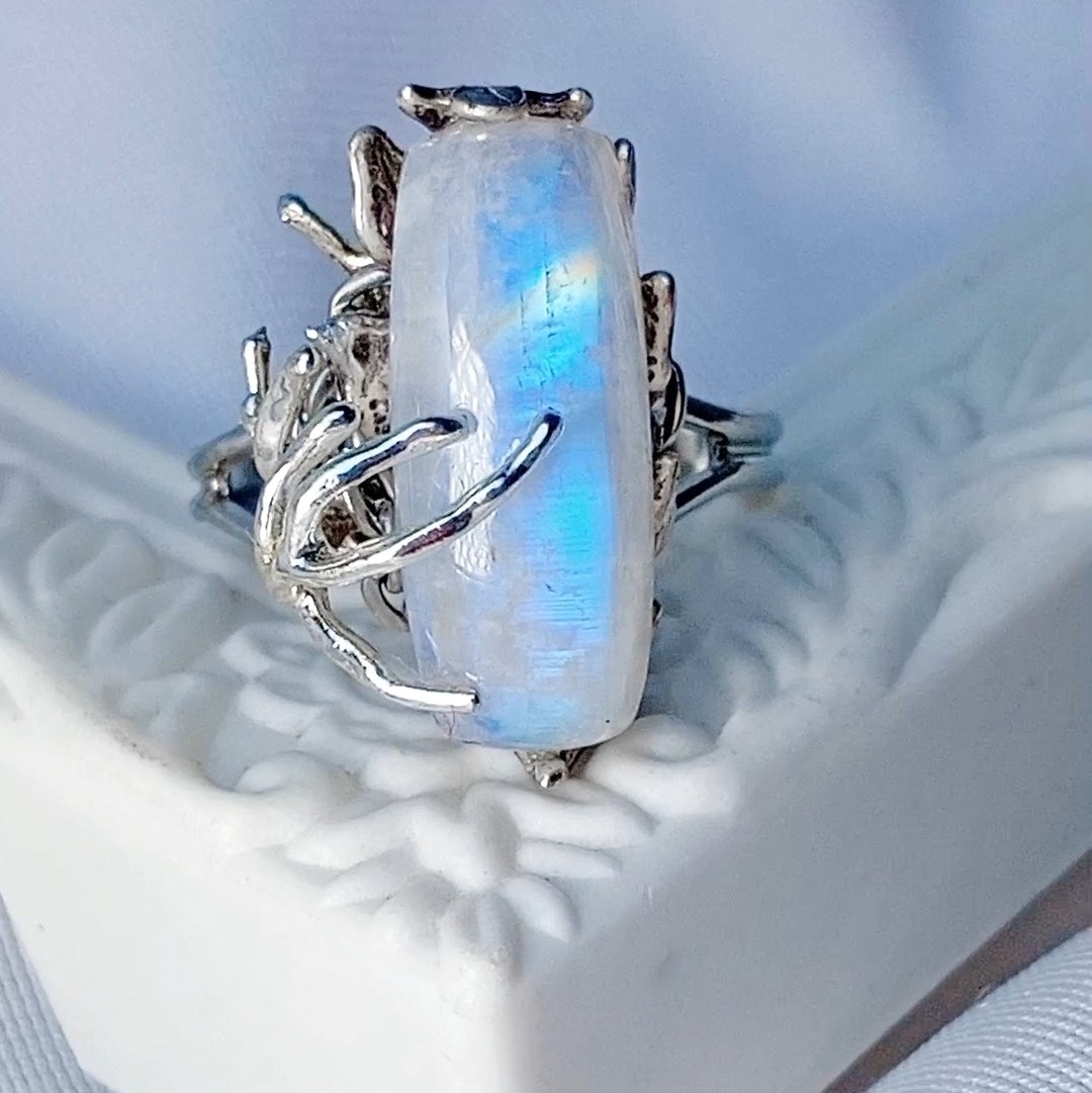 Дополнительное фото товара Кольцо с натуральным Лунным редким камнем "В объятиях луны"