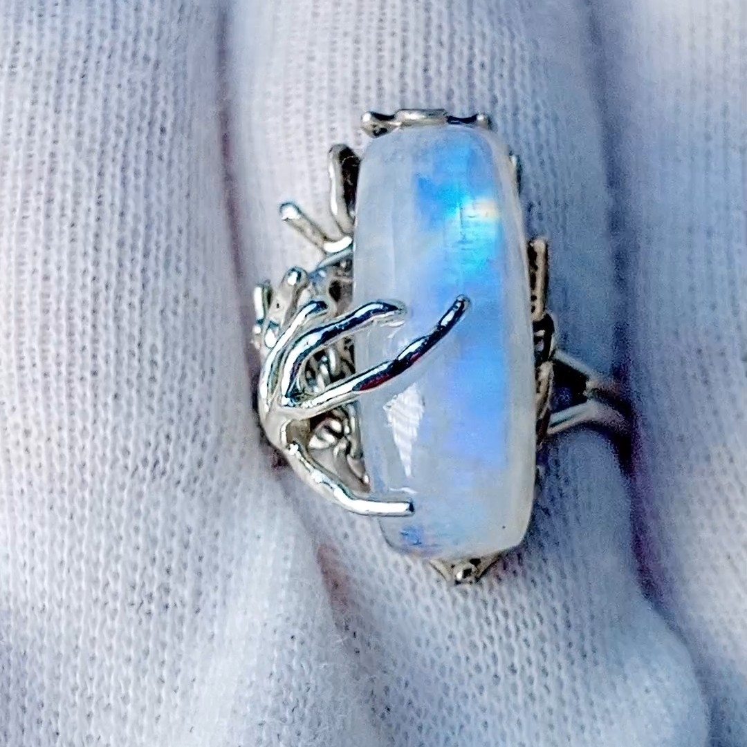 Изображение 2 товара Кольцо с натуральным Лунным редким камнем "В объятиях луны"