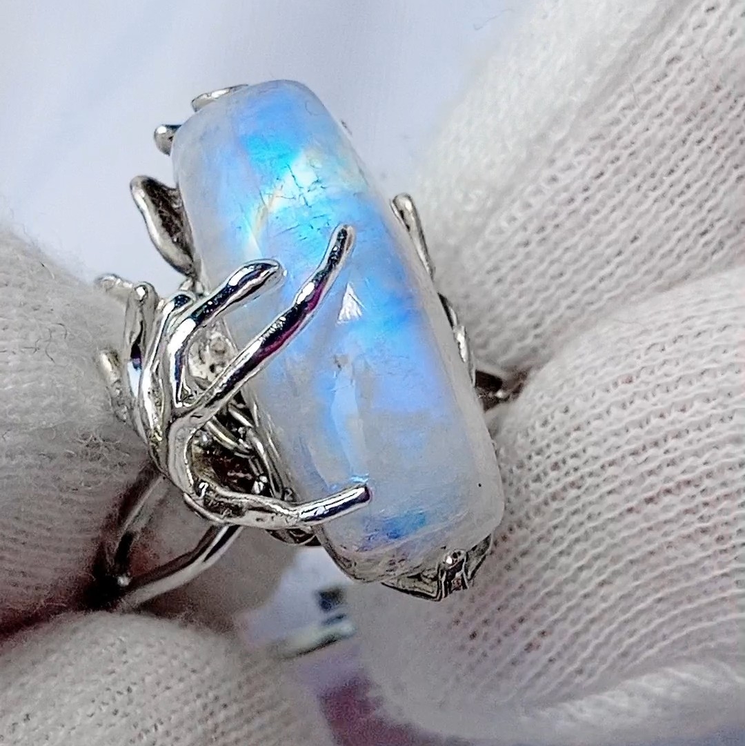 Изображение 3 товара Кольцо с натуральным Лунным редким камнем "В объятиях луны"