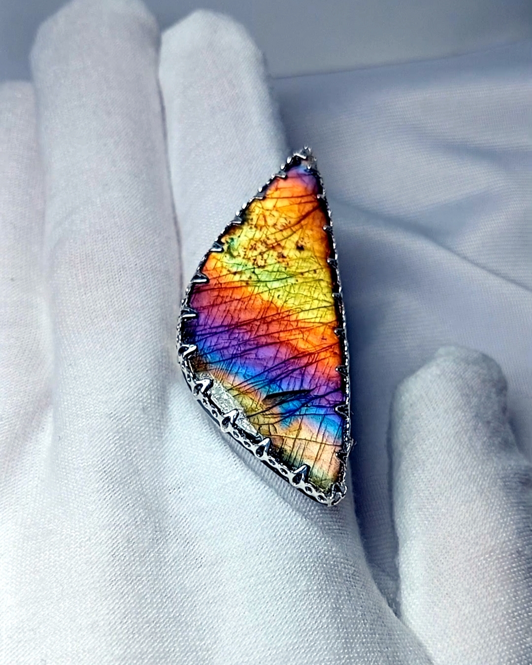 Дополнительное фото товара Кольцо «Портал в Сказку» с Редким Натуральным Лабрадором