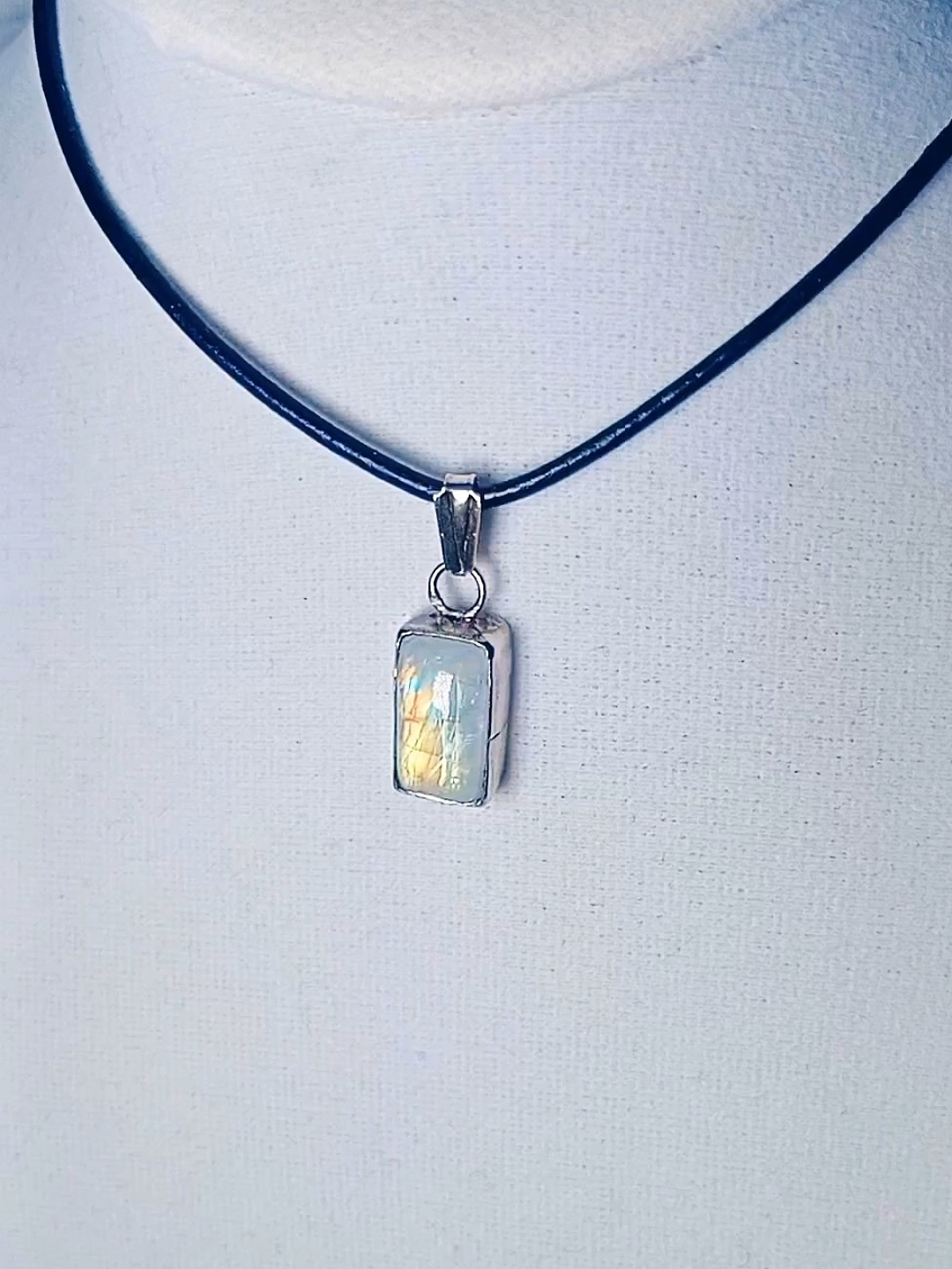 Изображение 4 товара Серебряный Кулон Ручной Работы с Редким Лунным Камнем 🌙 «Там, где живёт свет»