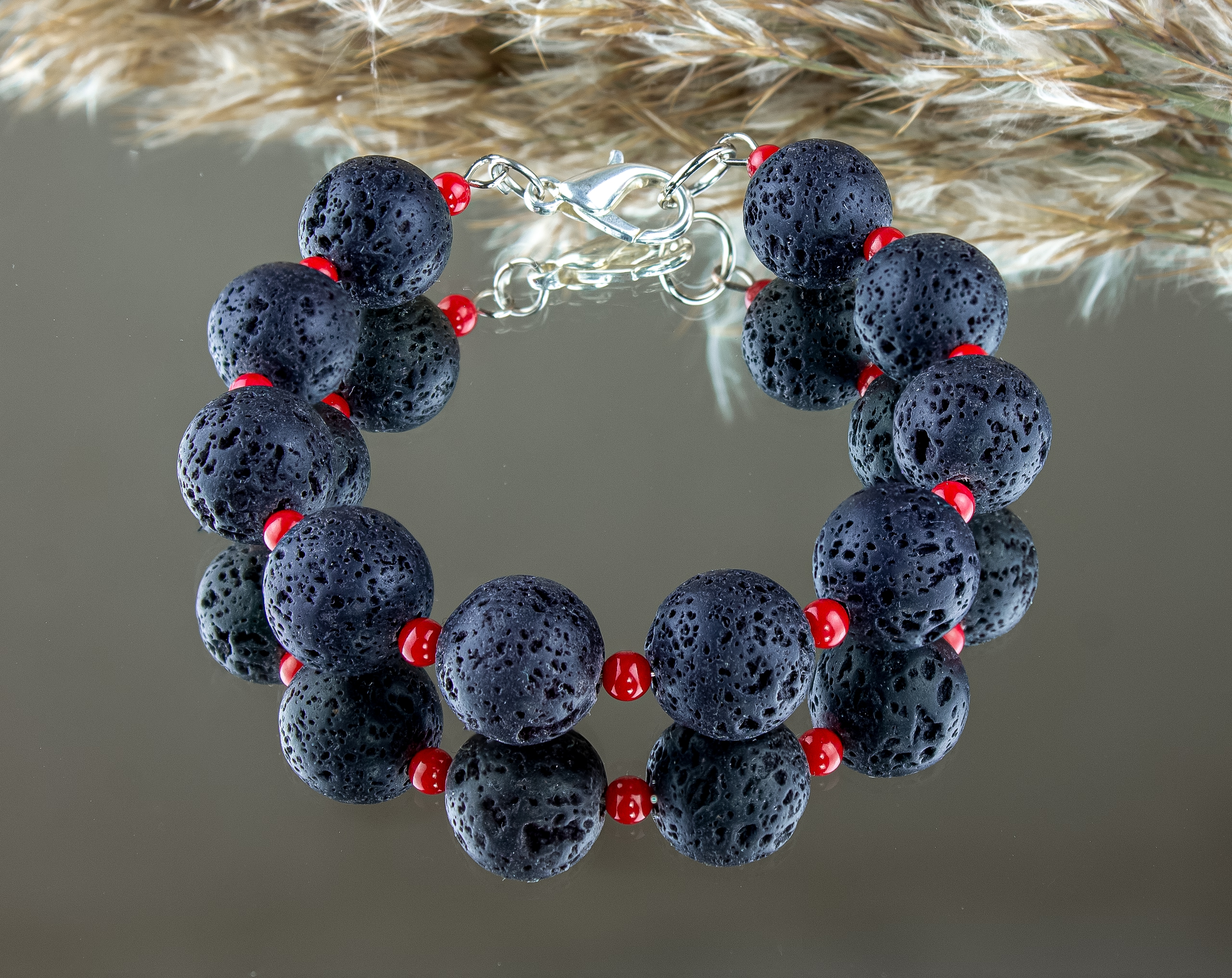 Браслет "Королева Марго" с Натуральными Камнями - Кораллом и Вулканической Лавой