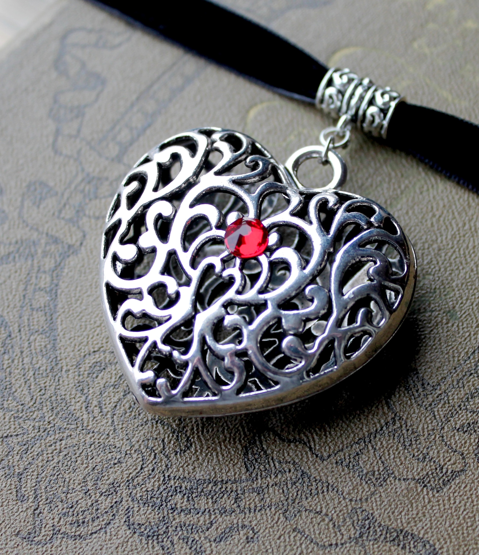 Чокер с винтажным сердцем и Swarovski