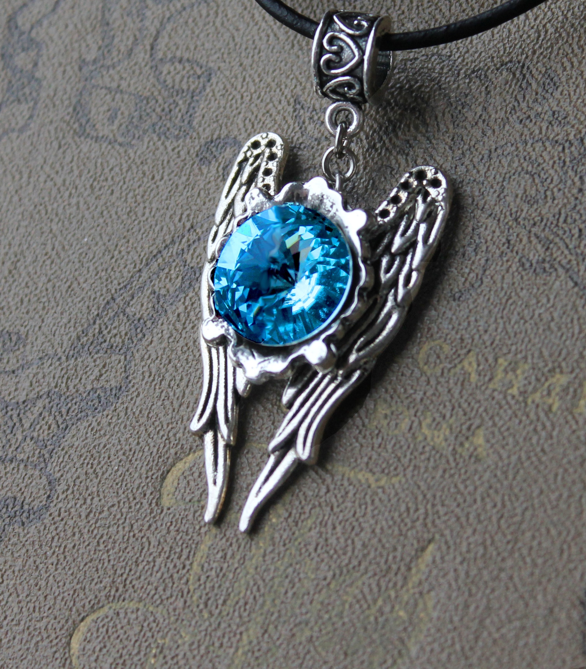 Кулон со Swarovski "Сердце Океана" на шнуре из Натуральной Кожи