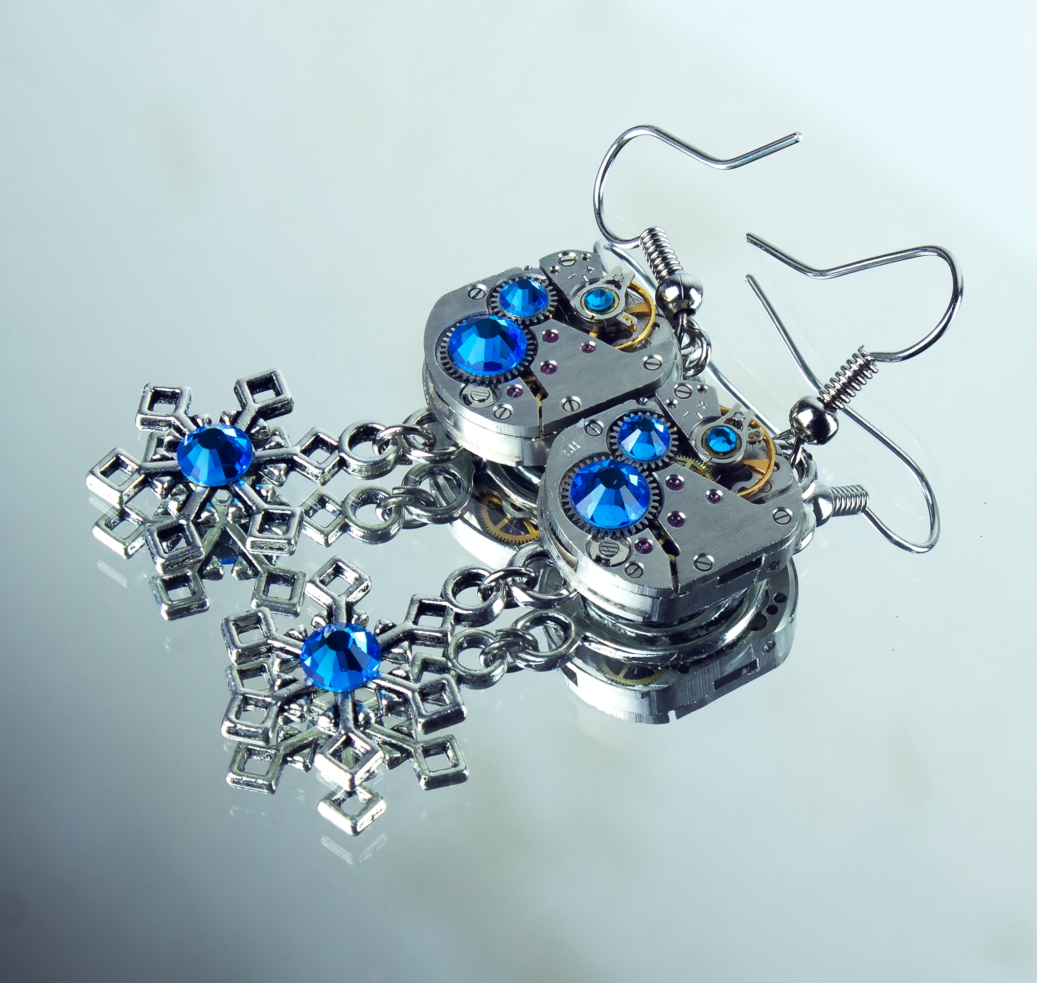 Стимпанк серьги со Сваровски и винтажными часовыми механизмами «Зимняя Сказка»