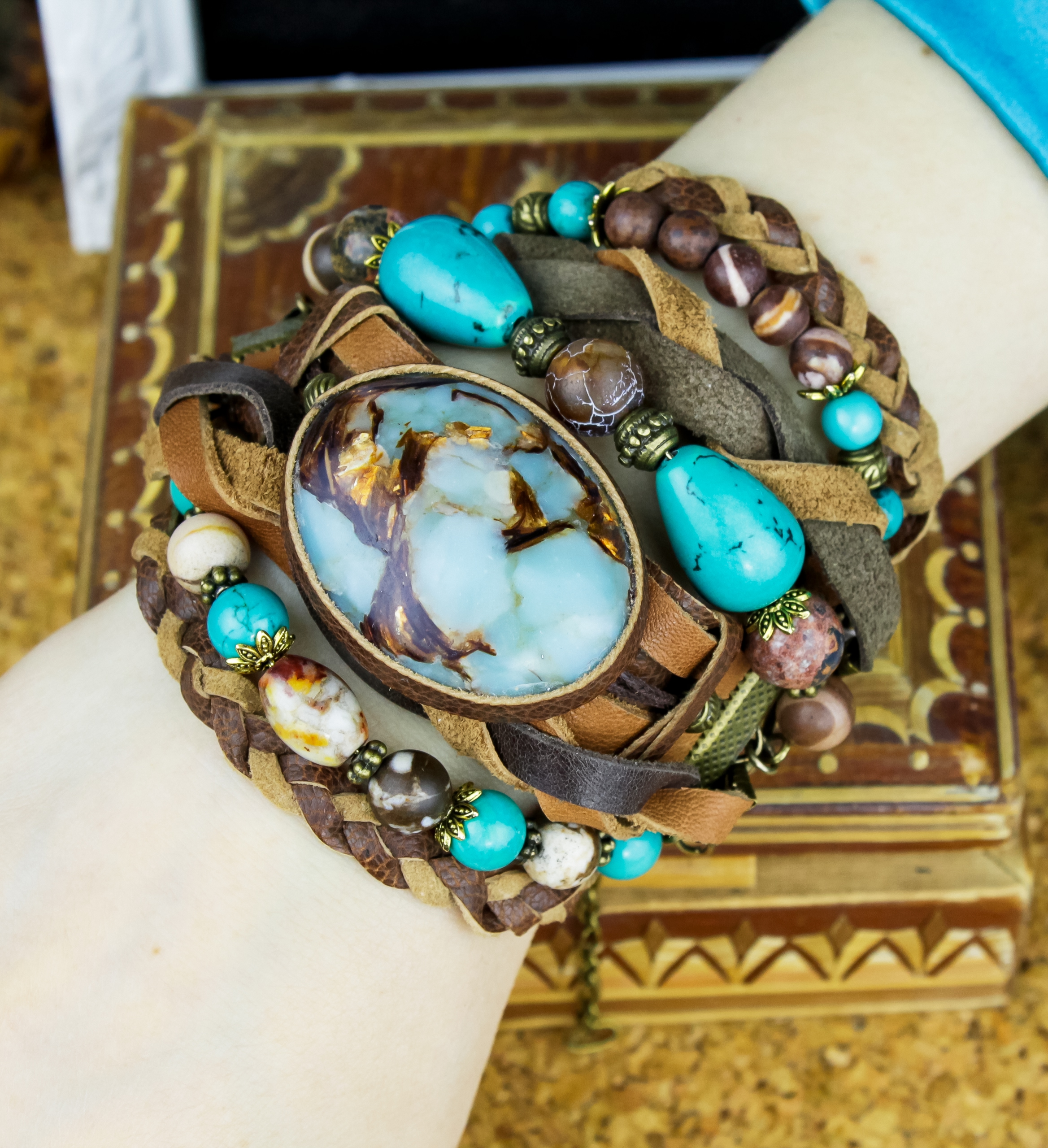 Широкий кожаный бохо браслет с камнями