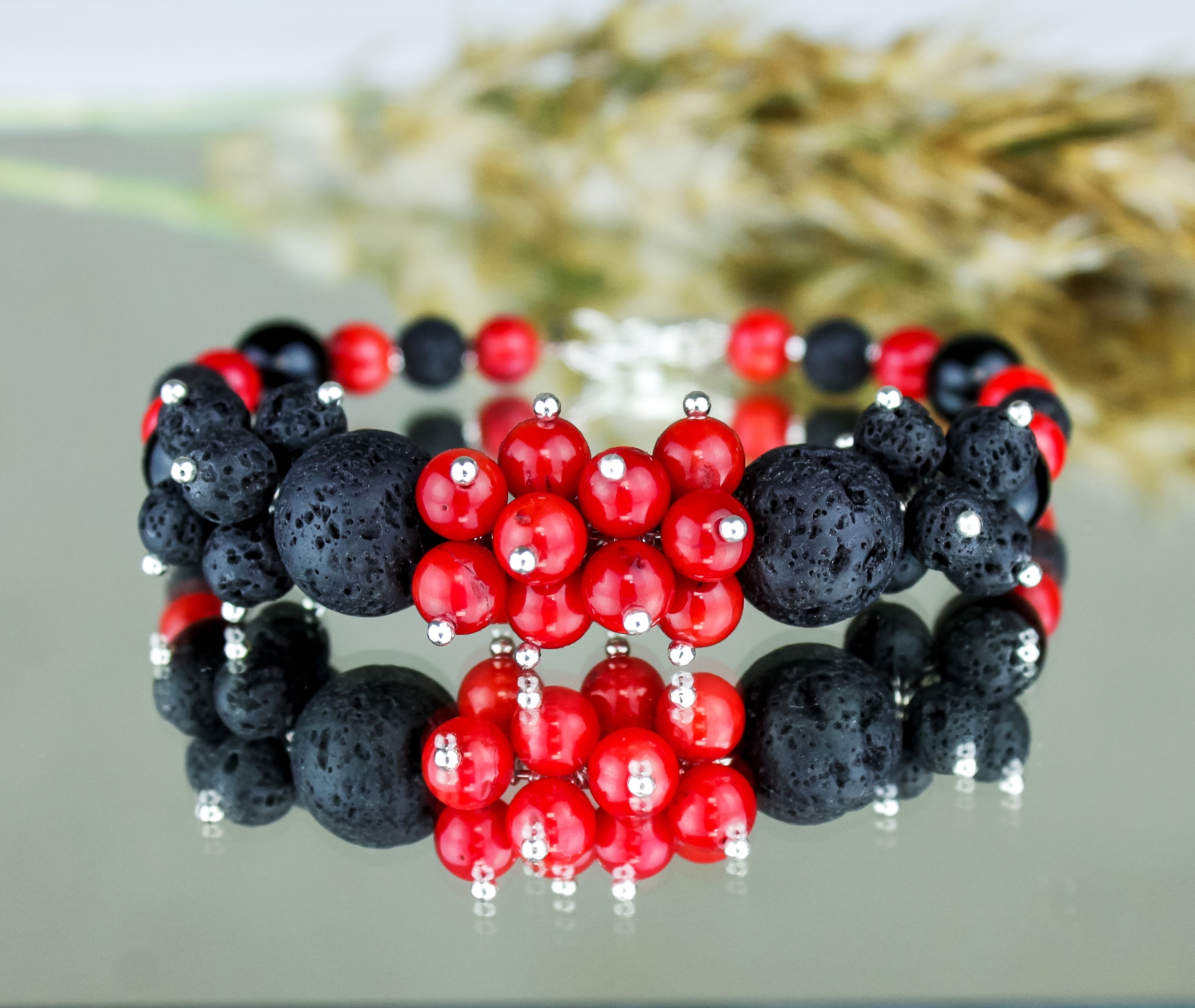 Браслет с кораллом, обсидианом и лавой