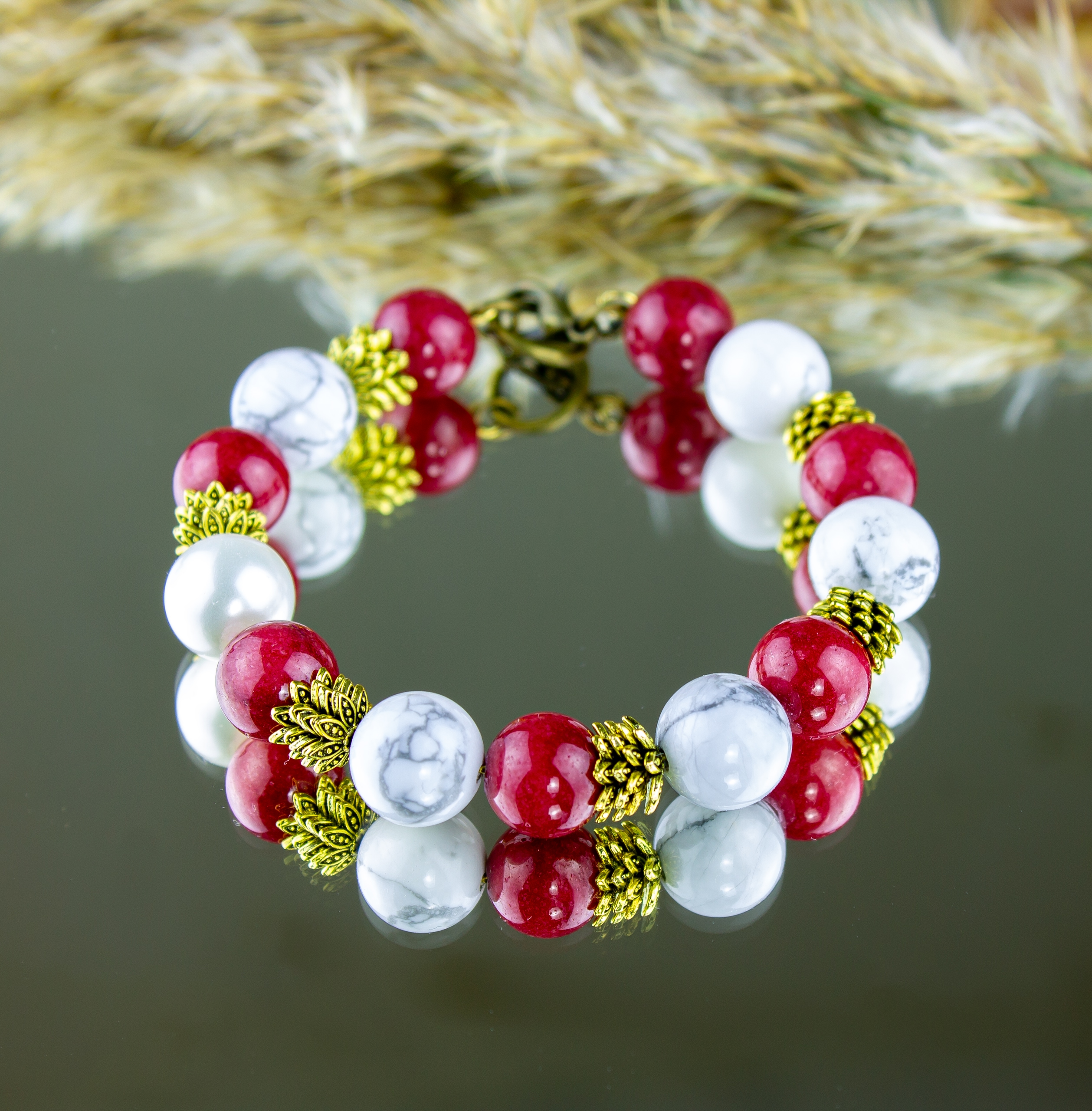 Браслет с турквенитом, жадеитом и жемчугом