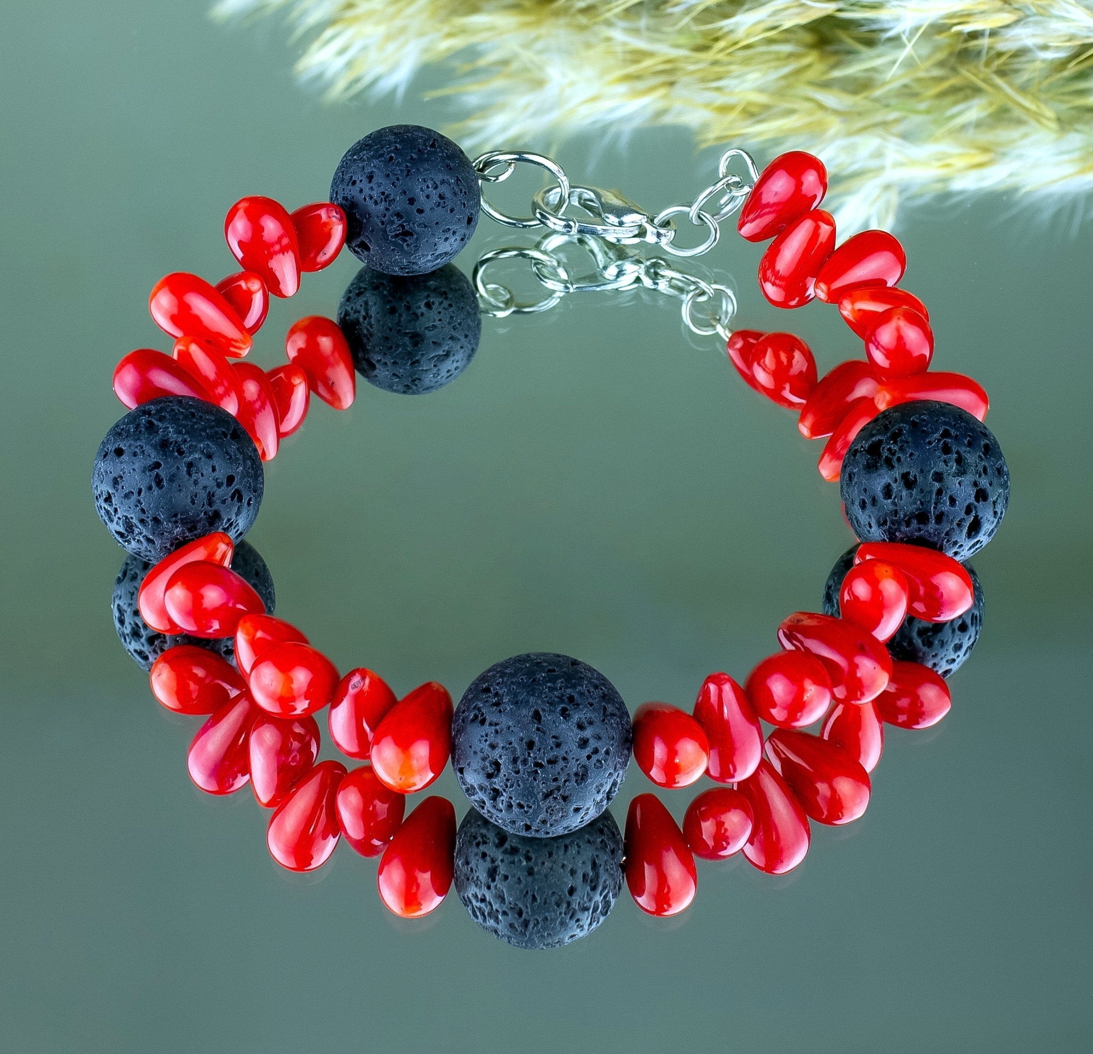 Браслет с кораллом и лавой