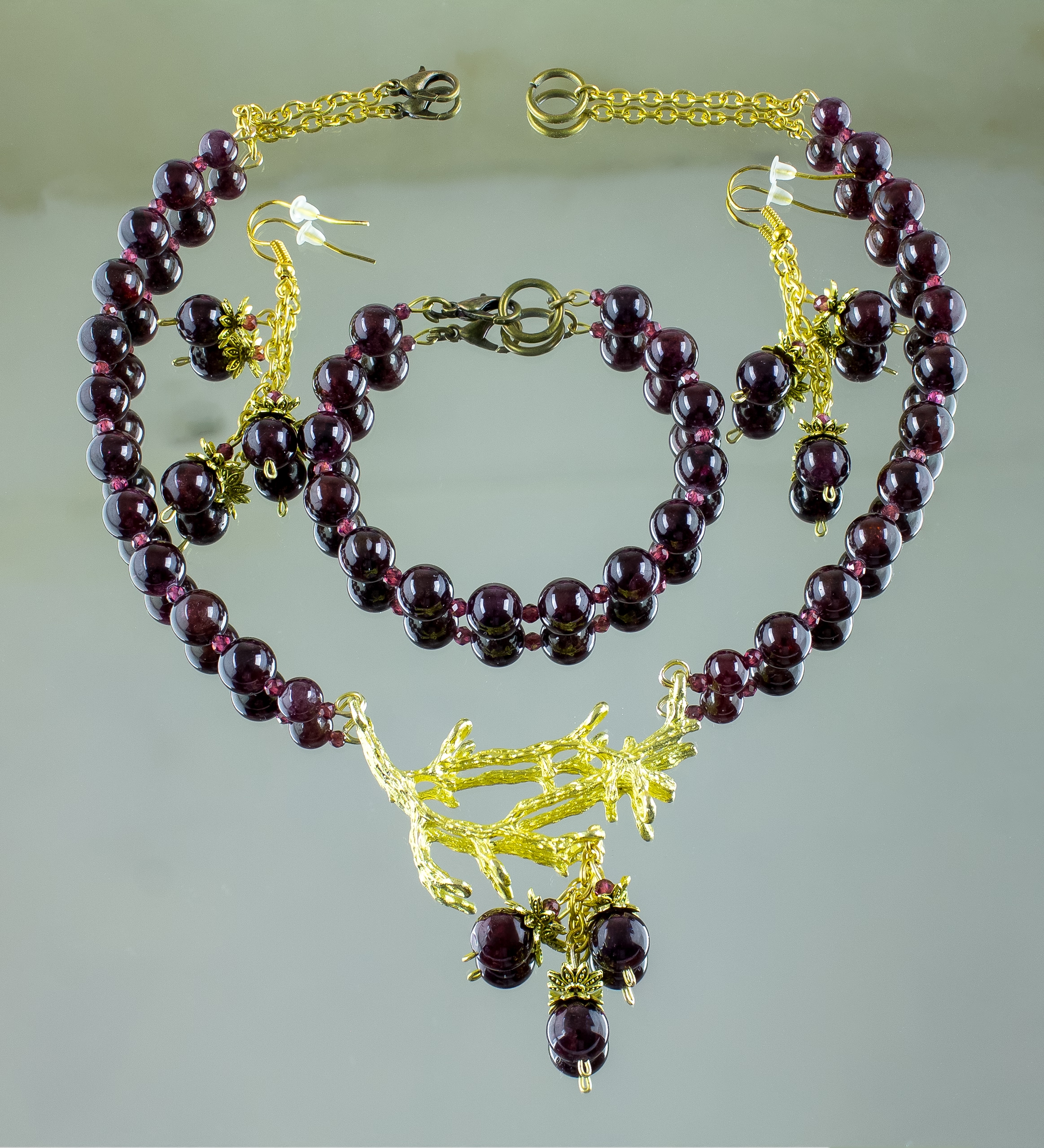 Изящный комплект с гранатом