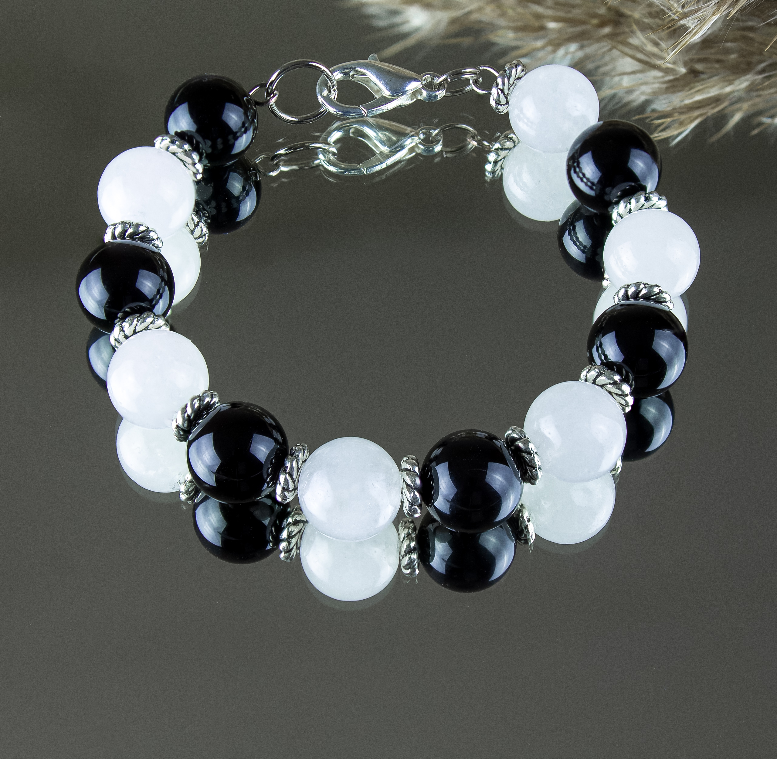 Браслет с обсидианом и лунным камнем