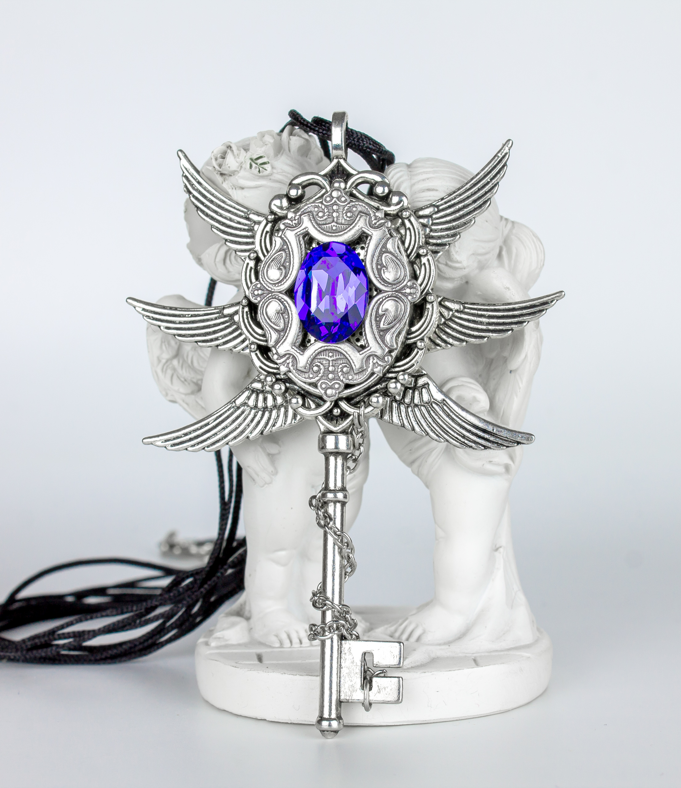 Винтажный ключ с крыльями и Сваровски