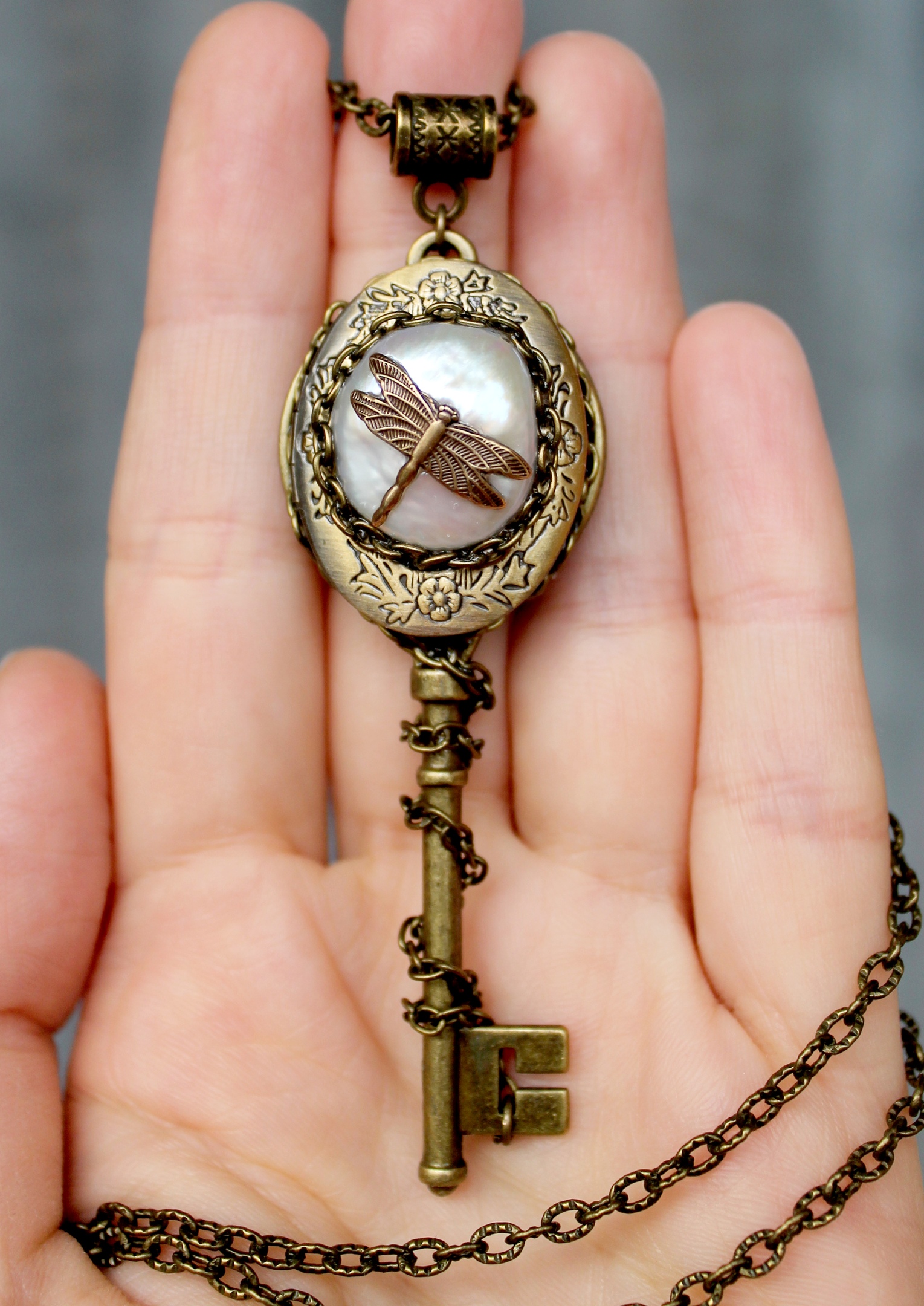 Ключик с натуральным жемчугом «Стрекоза на удачу»